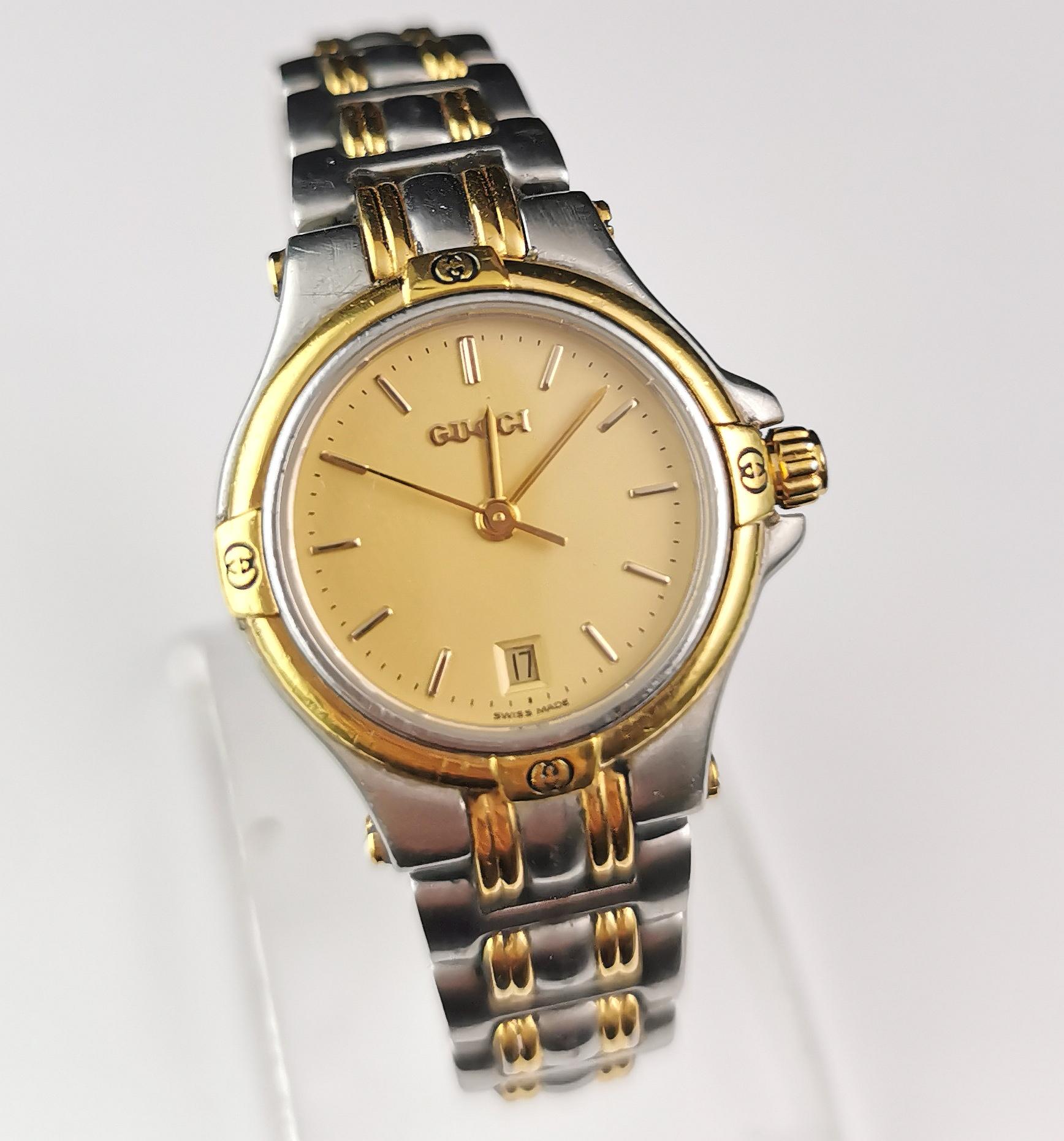 A stylish Gucci 9040l stainless steel and gold plated wristwatch. 

This is a bracelet strap watch with a chunky design, it has a brick link bracelet strap in stainless steel and 18ct gold plate. 

The case is stainless steel with gold plated