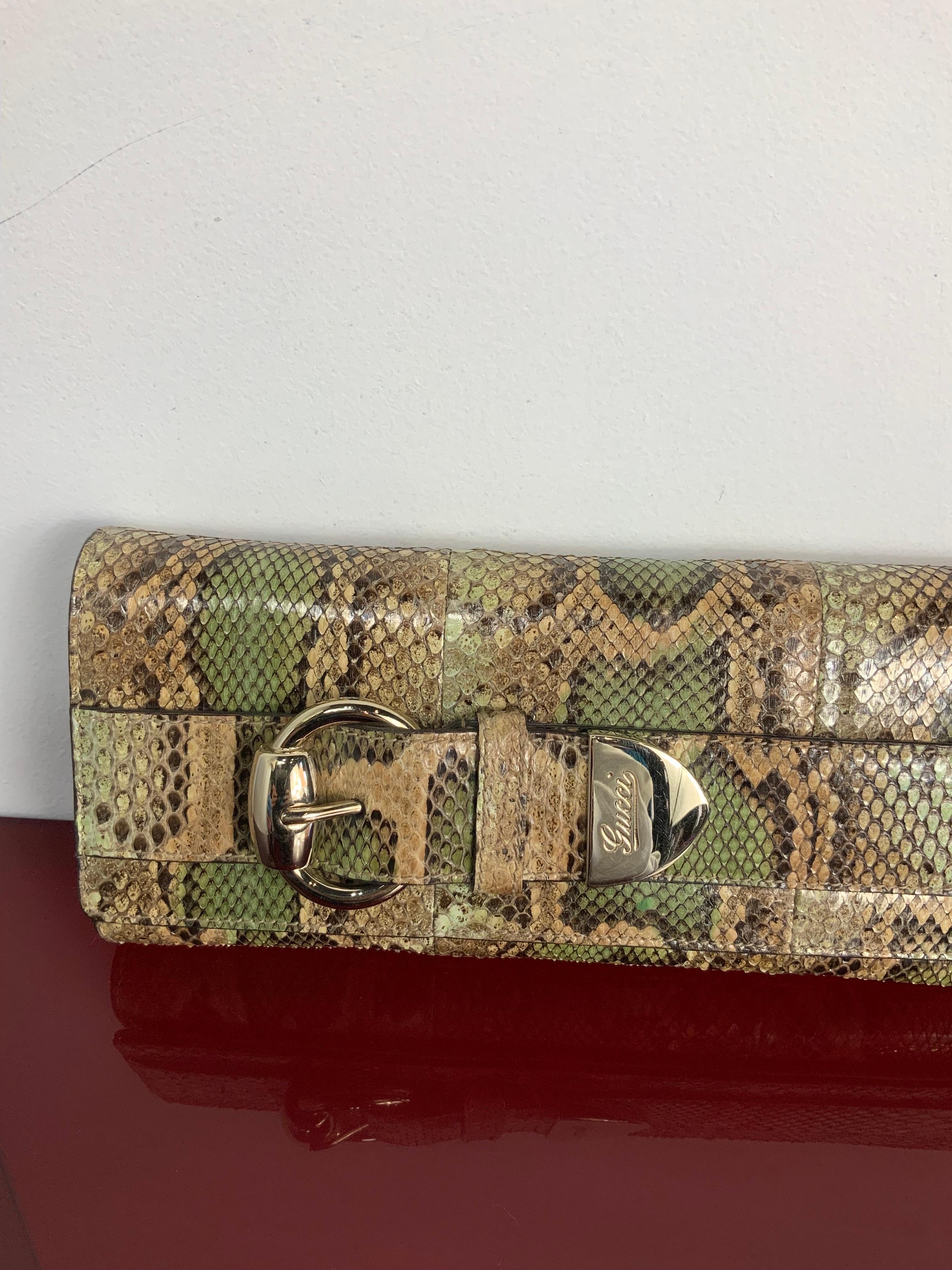 GUCCI PYTHON ROMY CLUTCH
By Tom Ford. 90's.
In python. Oversize Golden hardware.
Closure with clip which, as you can see in the photos, has some scratches / marks.
High 12 cm
Wide 26 cm
Deep 4 cm
Interior in leather and suede. They have color spots