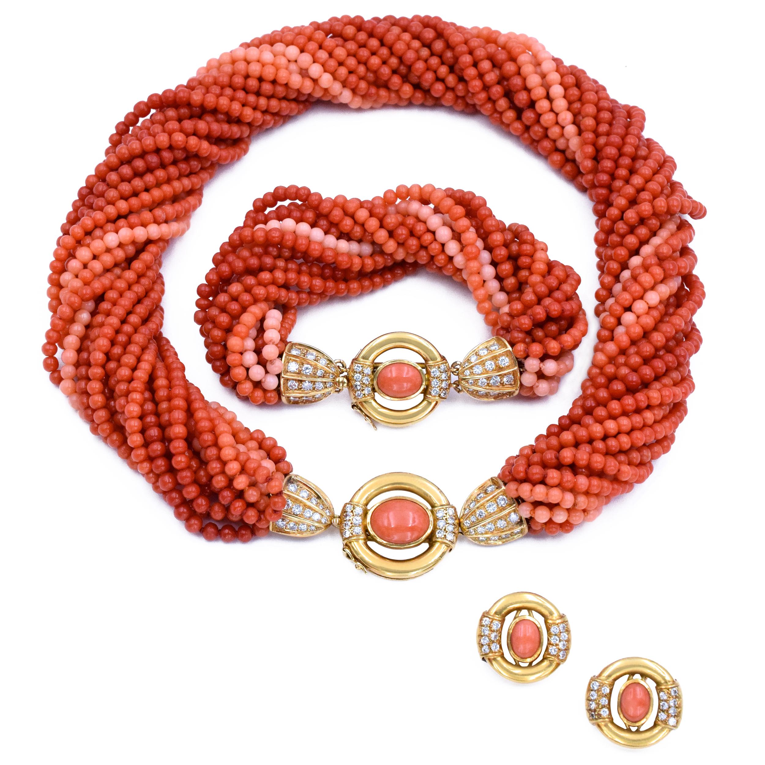 GUCCI Halskette, Armband und Ohrringe aus Korallen und Diamanten,  bestehend aus einer Korallenperlenkette und einem Armband im Torsade-Design, der Verschluss und die Ohrringe sind in der Mitte mit einem ovalen Korallen-Cabochon besetzt, der durch