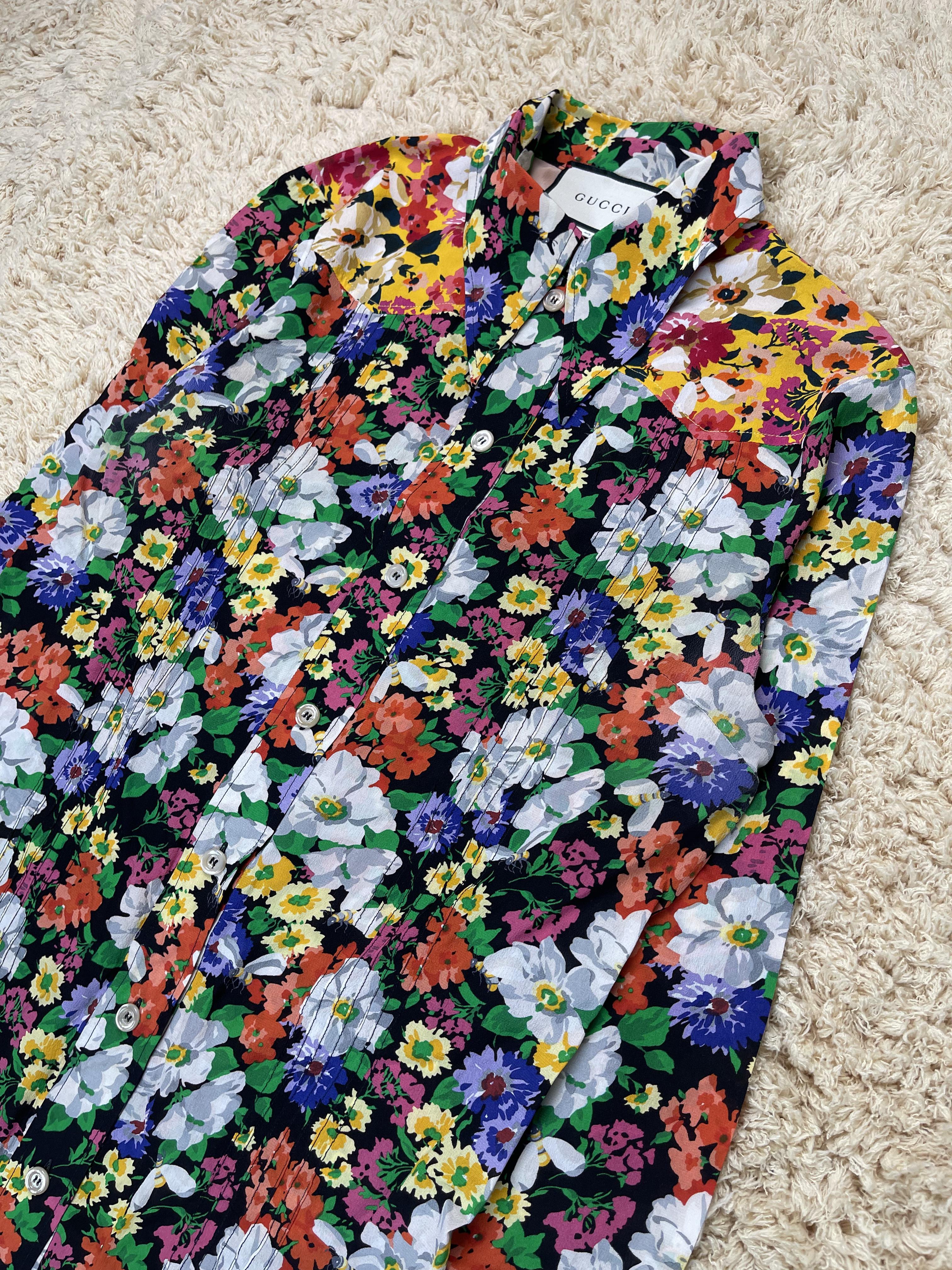 Geblümtes Gucci Hemd, das Hemd wurde ursprünglich für die Damenmode von Alessandro Michelle entworfen, die Saison ist etwa 2017 - 2018 wie auf dem Washtag gezeigt.

Zustand: 8/10. In relativ gutem Zustand, ohne kleinere Mängel.

Größe: Nicht