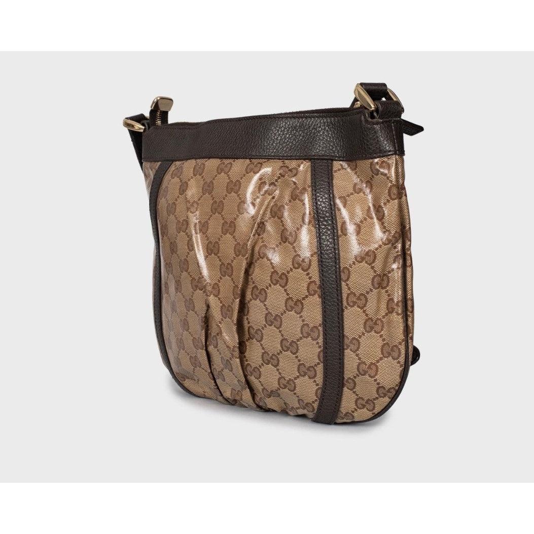 Elegia il tuo stile con questa autentica borsa a tracolla Gucci Abbey, realizzata in tela GG beige con eleganti finiture in pelle e finiture dorate. Questa borsa chic è dotata di una chiusura sicura con zip, una tasca interna con zip per gli oggetti