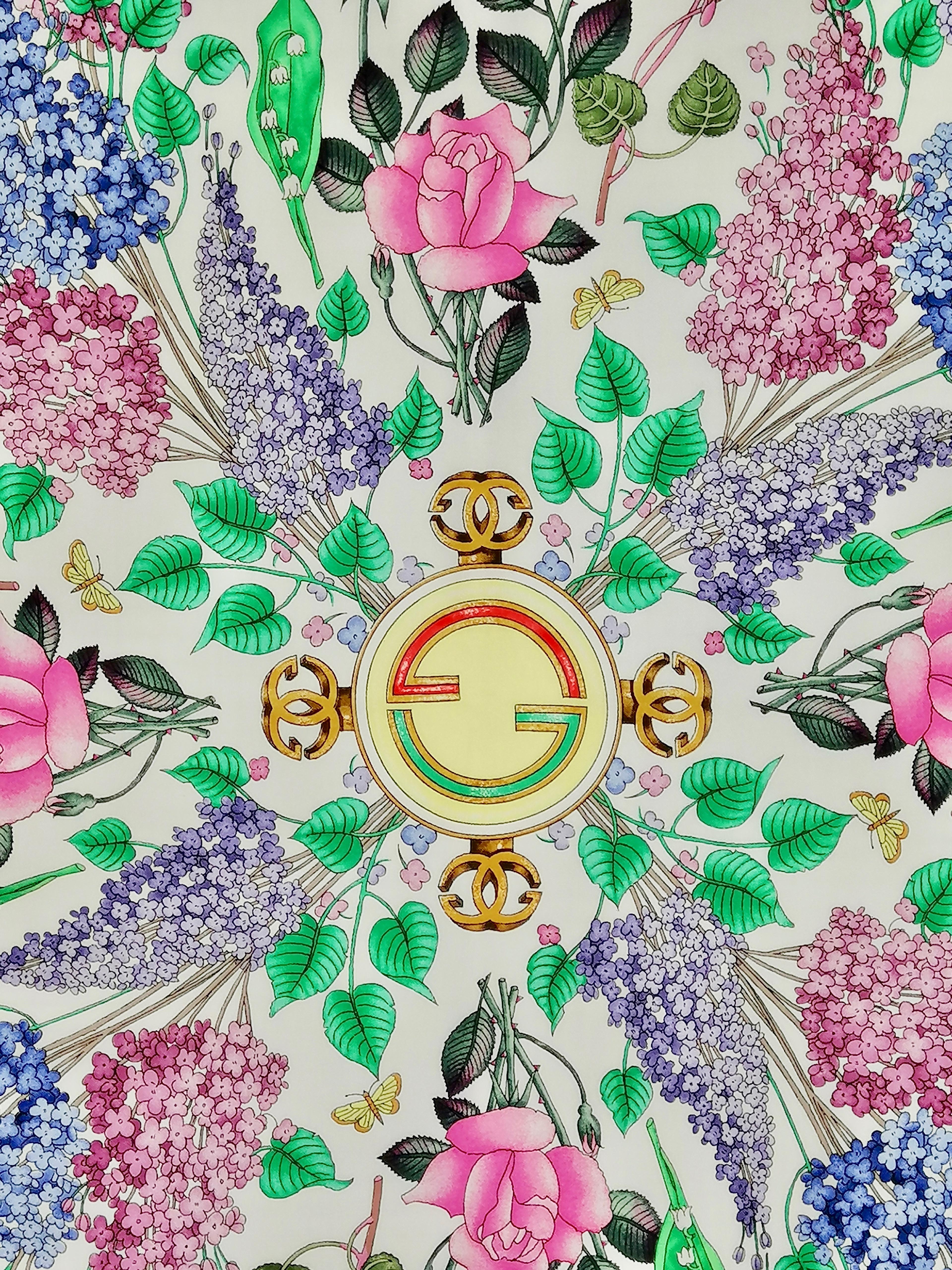 Écharpe en soie Gucci
Conçu par Vittorio Accornero - années 70
Ourlet roulé à la main
cm. 88 x 88 env.
Excellent état
Thème floral avec des lilas, des roses, des muguets et des cyclamens qui se détachent sur un fond blanc. Bordure bleu ciel.
