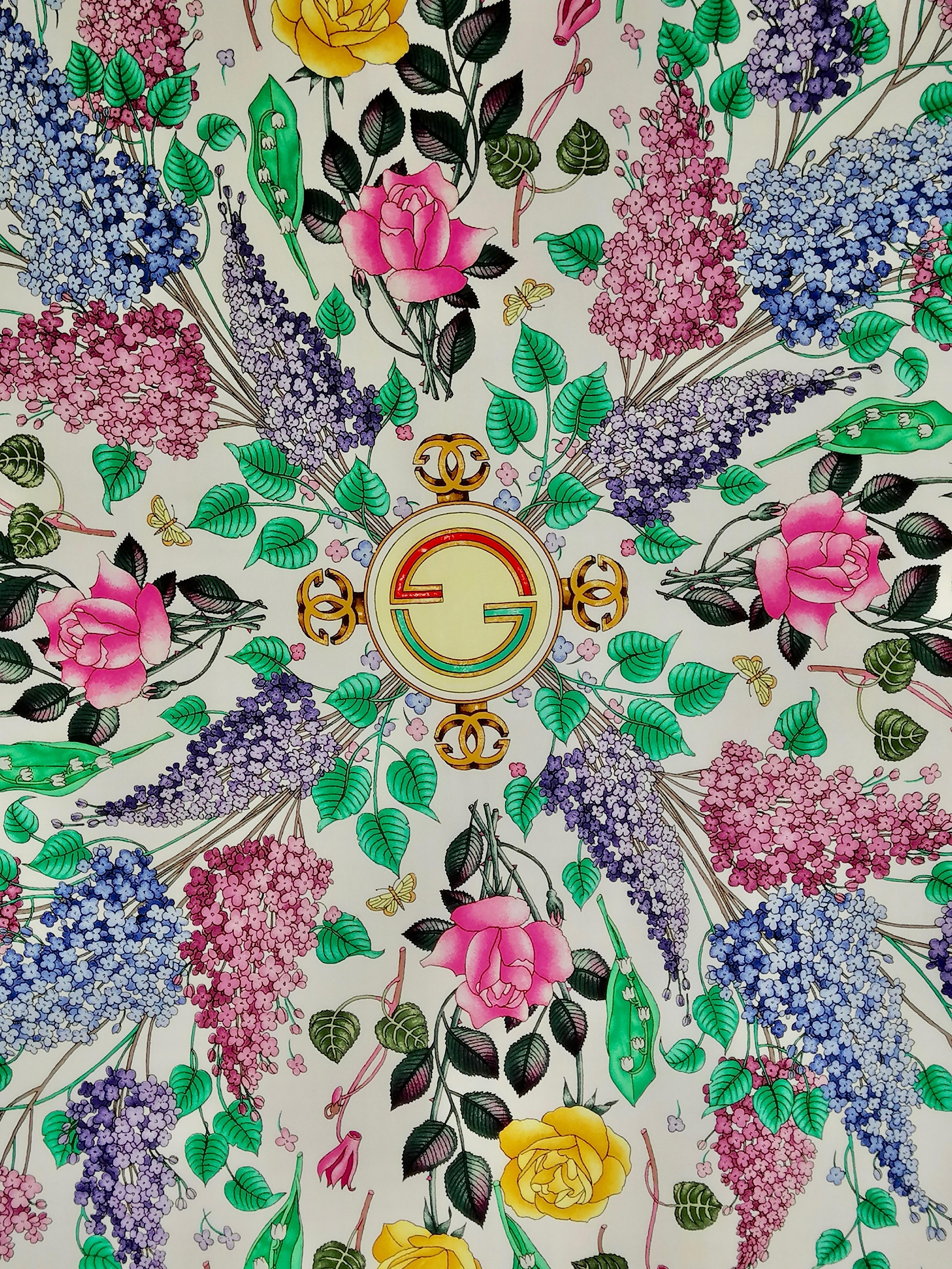 GUCCI silk scarf
Designed by Vittorio Accornero - 70s
Care tag
Hand rolled hem
Cm. 88 x 88 approx.
Very good condition
Floral theme with lilacs, roses, lilies of the valley and cyclamens that stand out against a white background. Burgundy border.