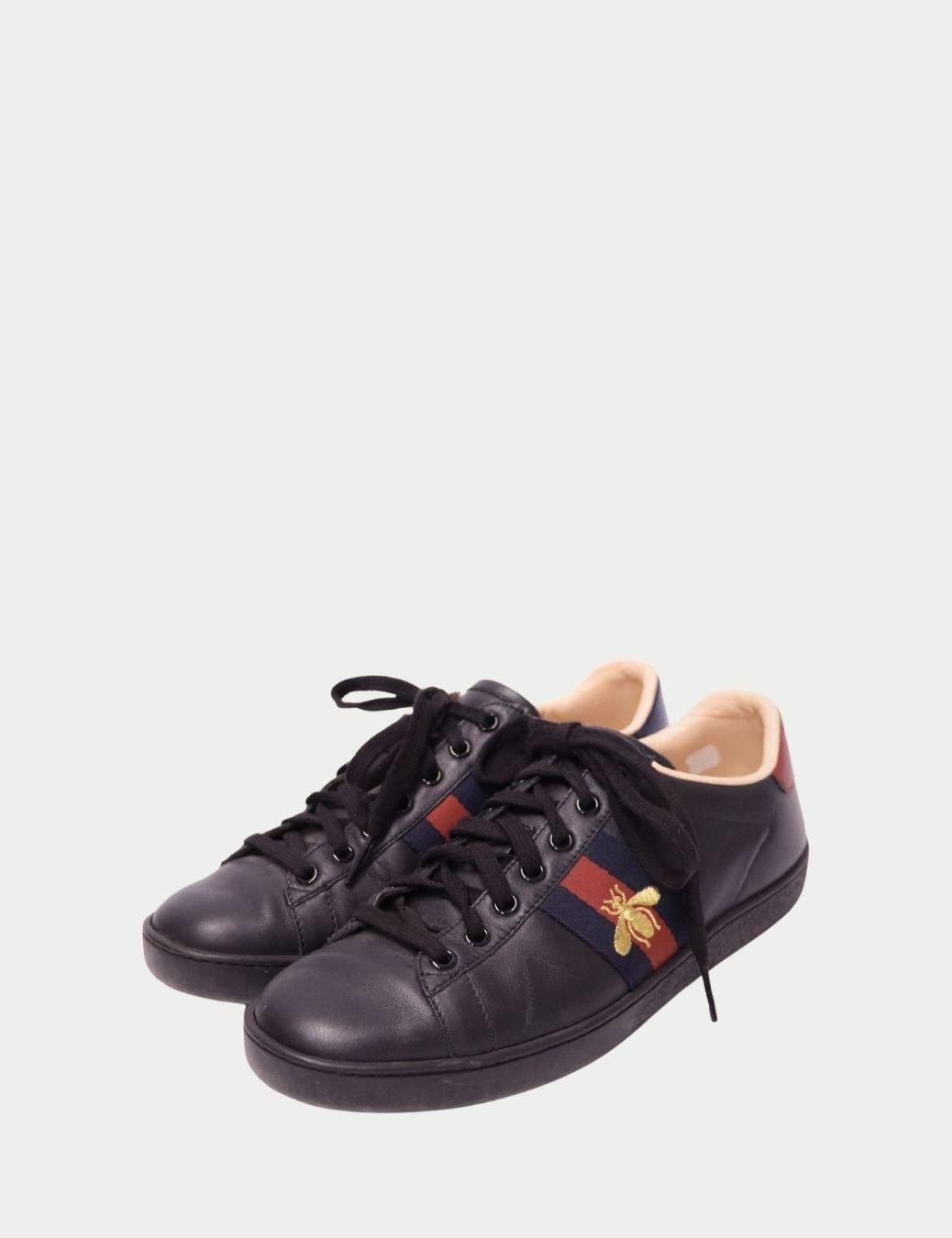 Gucci - Baskets en cuir noir - Rayures en toile brodée d'abeilles

Adoptez un style emblématique avec ces baskets en cuir noir Gucci Icone, dotées de la bande Web rouge et marine emblématique de la marque et de l'abeille brodée dorée immédiatement