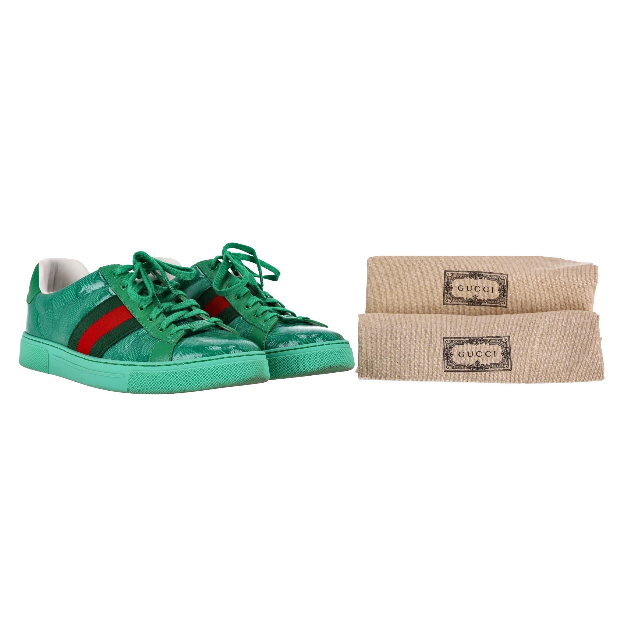 Baskets Gucci Ace GG Crystal Canvas

Baskets d'un vert éclatant réalisées en toile GG Crystal et ornées de la bande Web verte et rouge emblématique de la maison sur les côtés.

Elles sont dotées d'empiècements en cuir ton sur ton, d'un logo imprimé