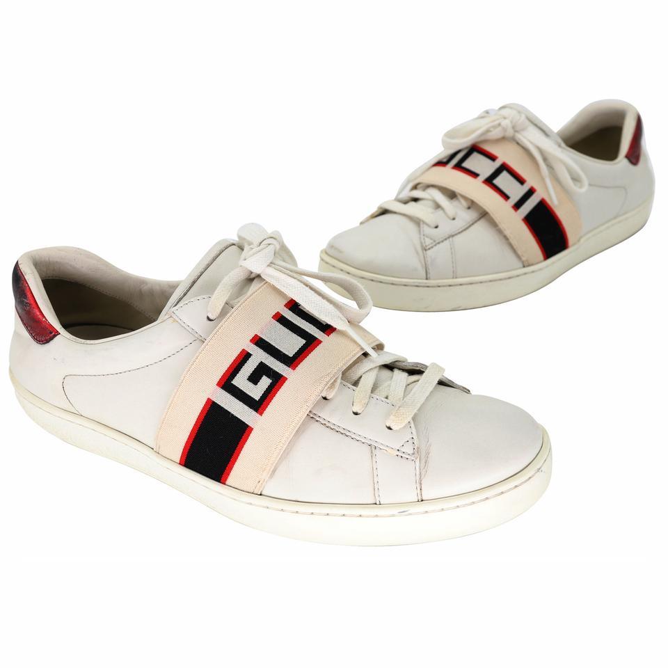 A new distinct detail of the House, the Gucci jacquard stripe draws inspiration from tape logos running down the sides of vintage tracksuits from the '80s. Repurposed as an elastic detail, the band tops this white leather sneaker. These are Mens
