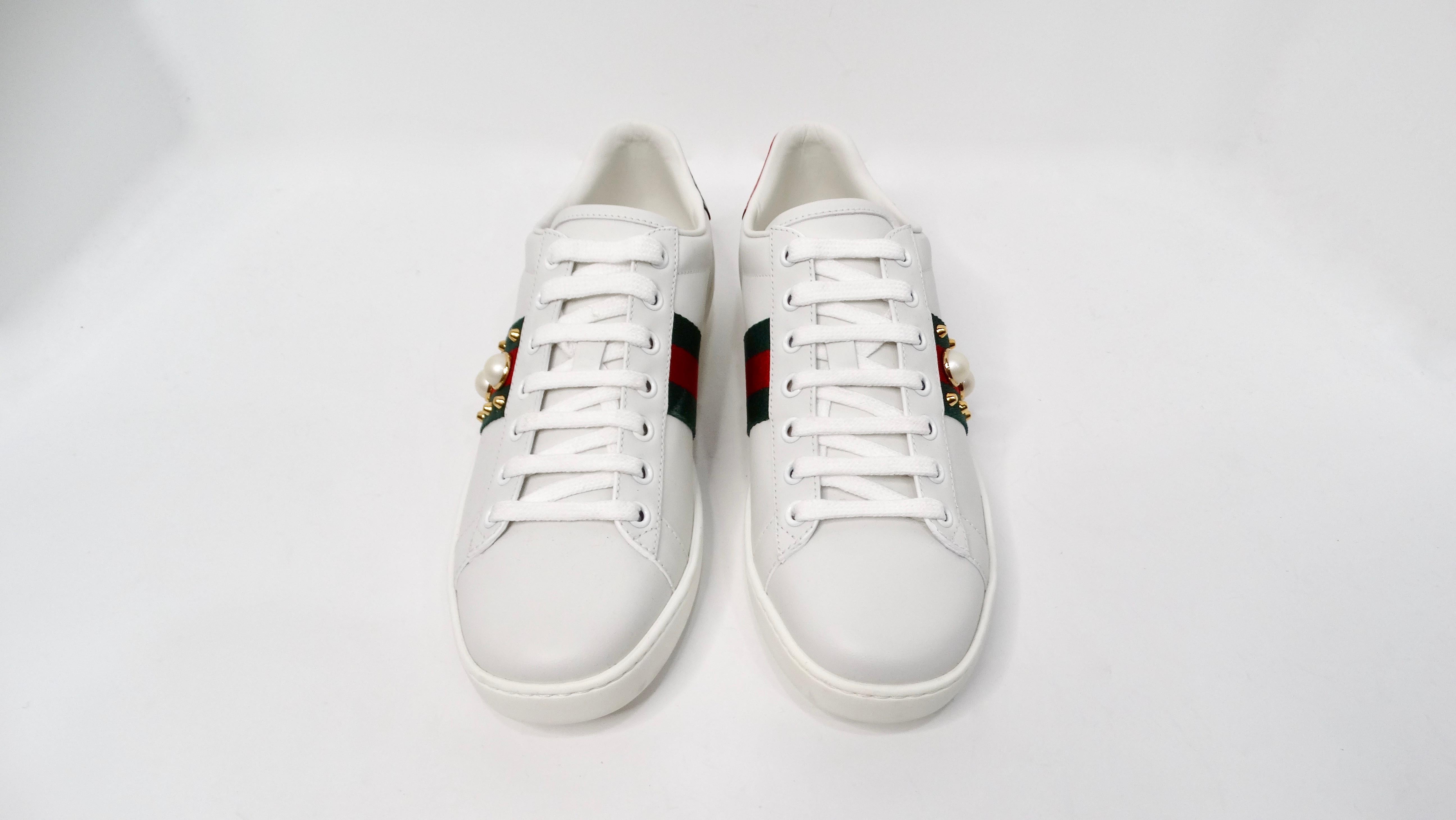 Die Gucci Ace Sneakers aus weißem Kalbsleder sind eine fesselnde Mischung aus Luxus und Kühnheit, entworfen für alle, die ein stilvolles Statement setzen wollen. Die aus hochwertigem weißem Kalbsleder gefertigten Sneaker verfügen über die ikonischen