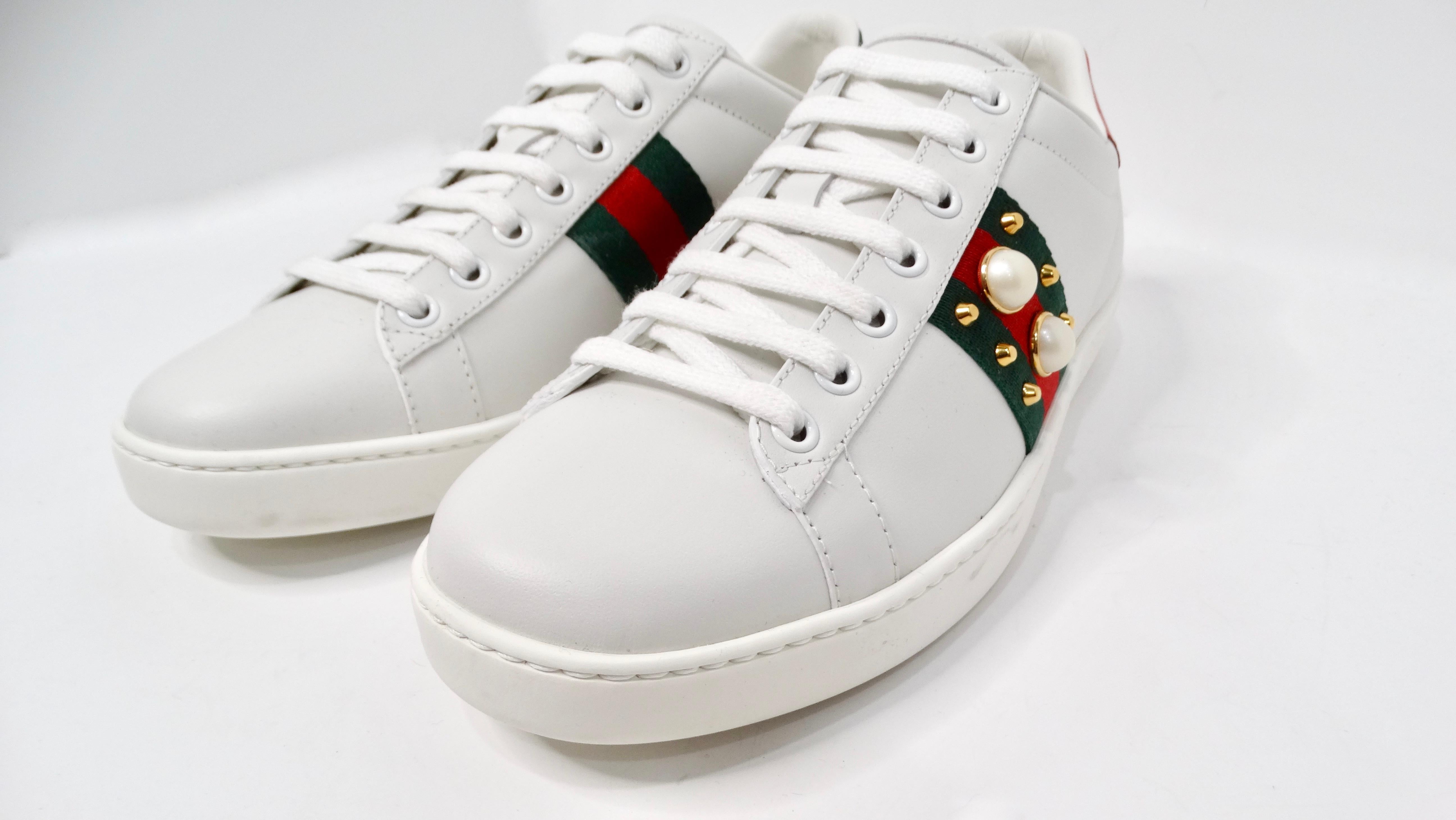 Gucci Ace Weiße Turnschuhe aus Kalbsleder mit Perlenakzent & Spike (Grau) im Angebot