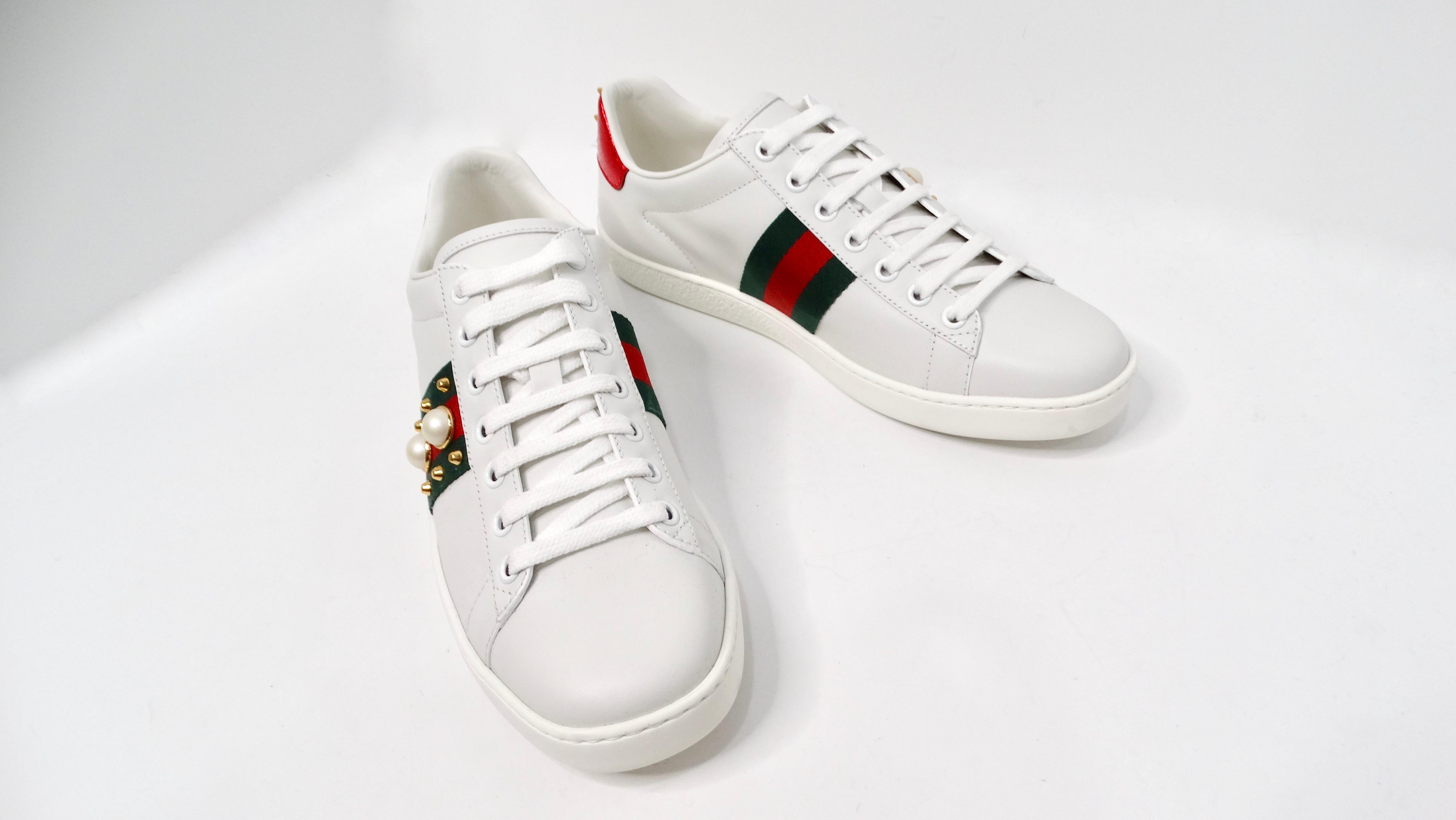 Gucci Ace Weiße Turnschuhe aus Kalbsleder mit Perlenakzent & Spike im Zustand „Gut“ im Angebot in Scottsdale, AZ