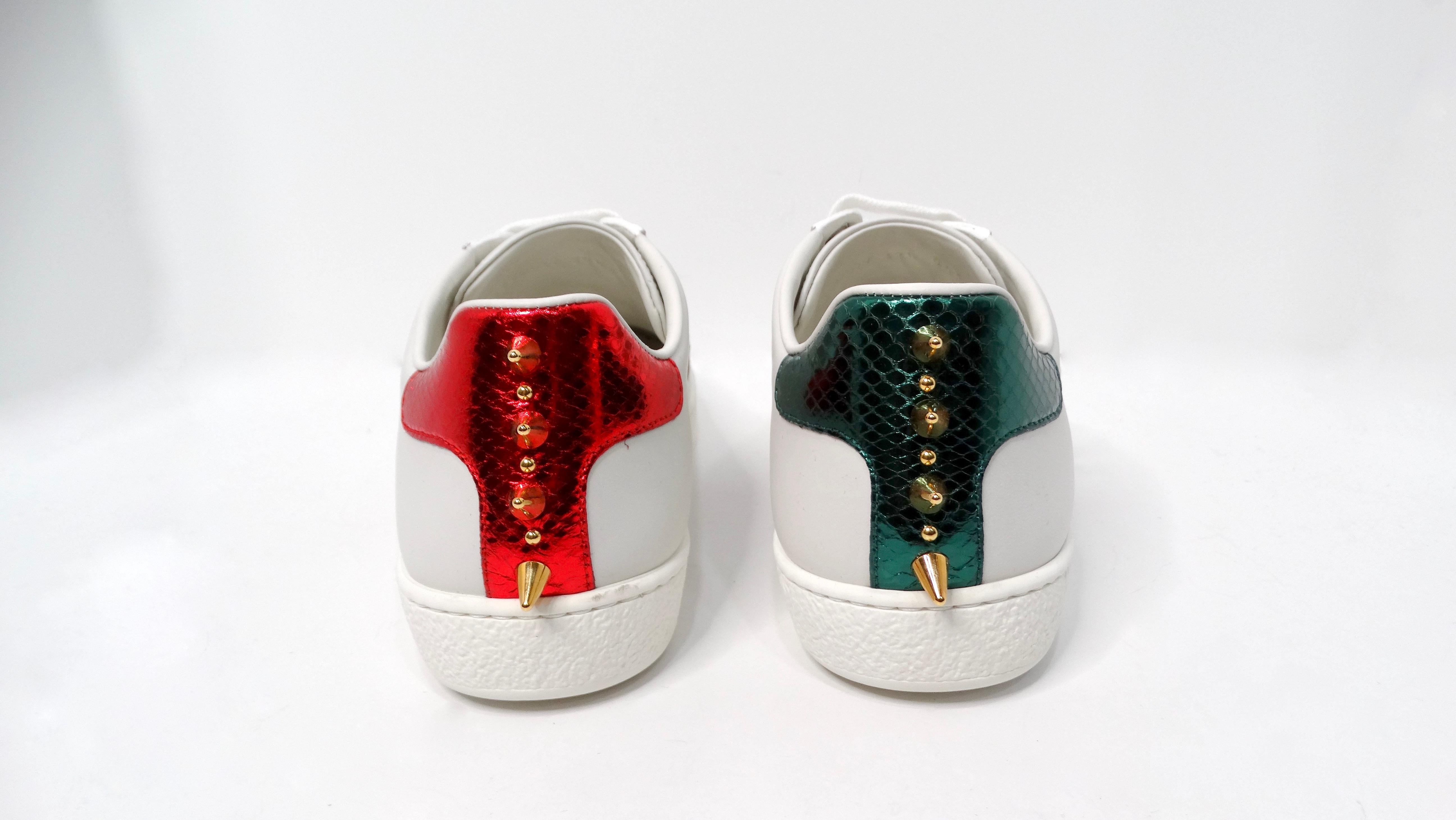 Gucci Ace Weiße Turnschuhe aus Kalbsleder mit Perlenakzent & Spike Damen im Angebot