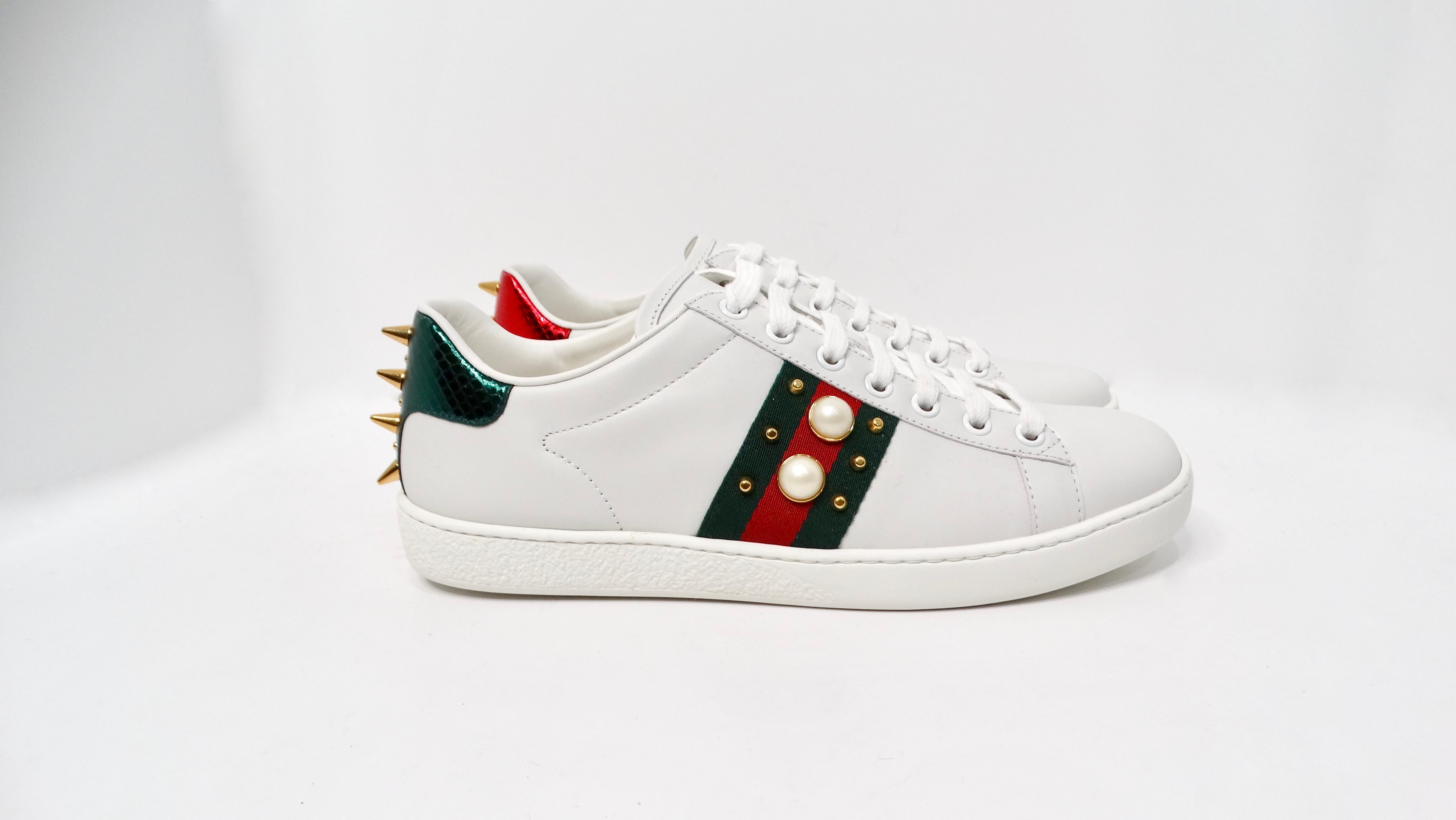 Gucci Ace Weiße Turnschuhe aus Kalbsleder mit Perlenakzent & Spike im Angebot 1