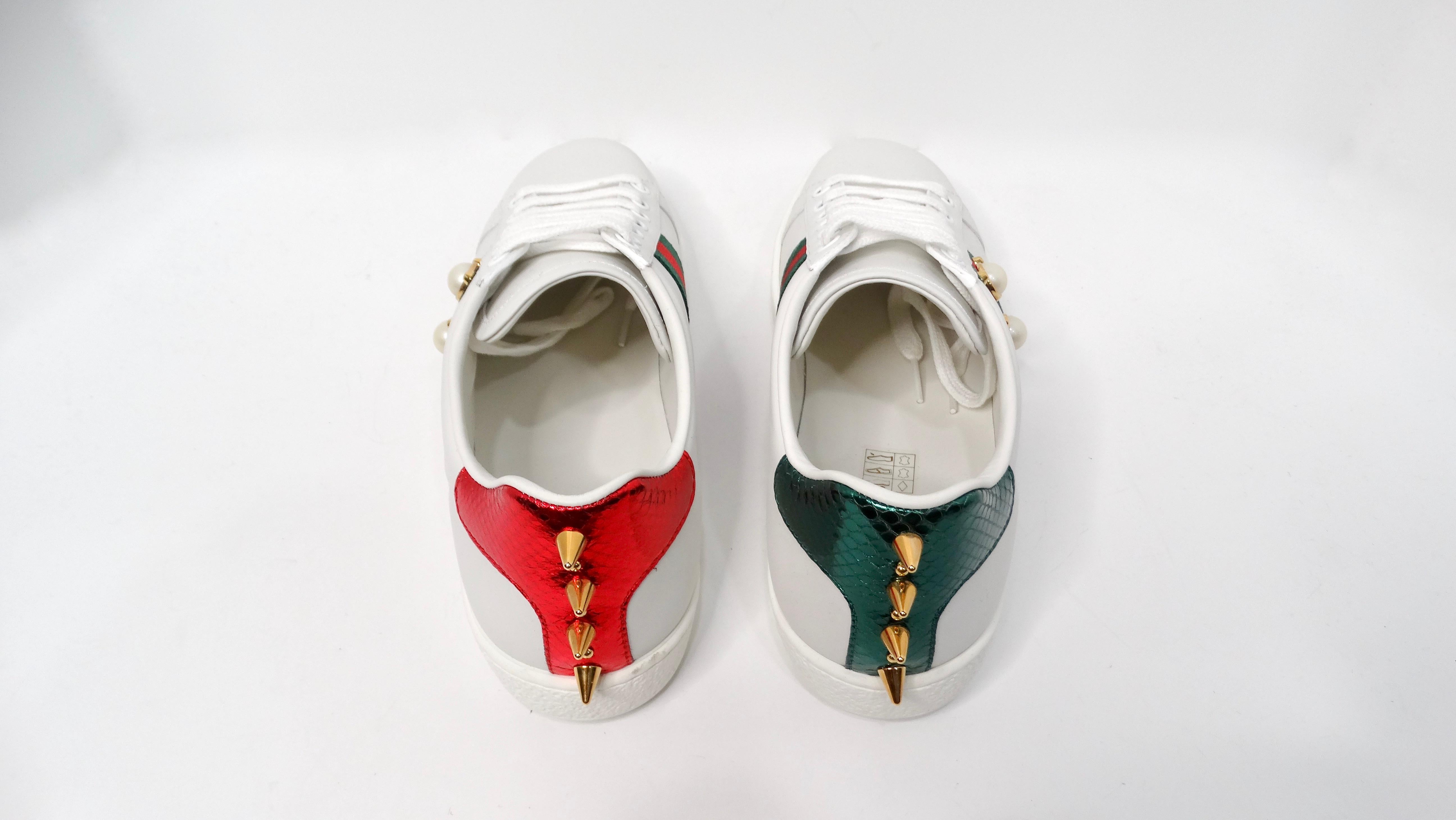 Gucci Ace Weiße Turnschuhe aus Kalbsleder mit Perlenakzent & Spike im Angebot 2