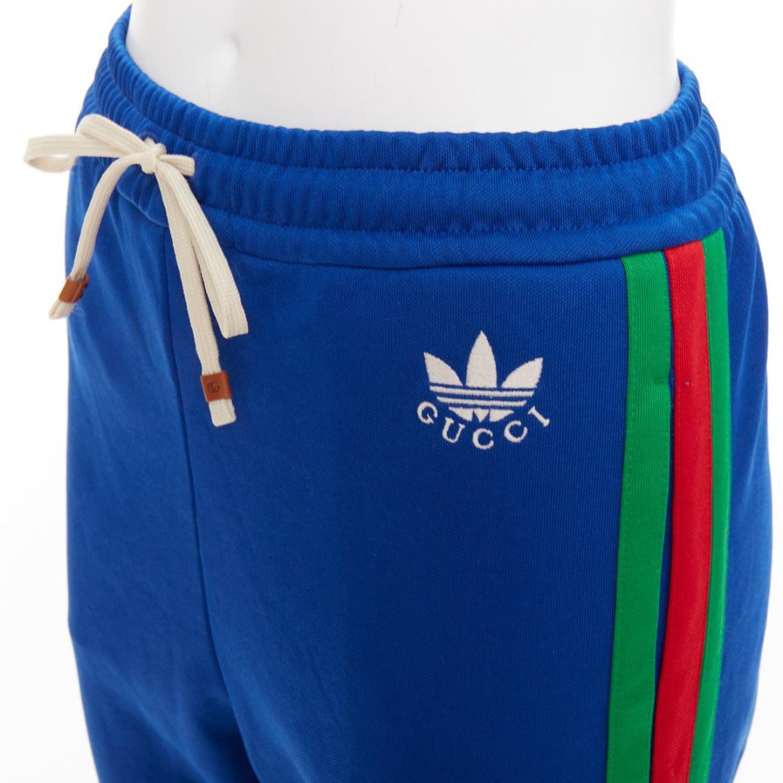 GUCCI ADIDAS 2022 blue white logo web 3 stripe trim track sweat pants XS
Reference: AAWC/A01573
Brand: Gucci
Designer: Alessandro Michele
Collection: Adidas 2022
Material: Polyester, Cotton
Color: Blue, Red
Pattern: Striped
Closure: Drawstring
Extra