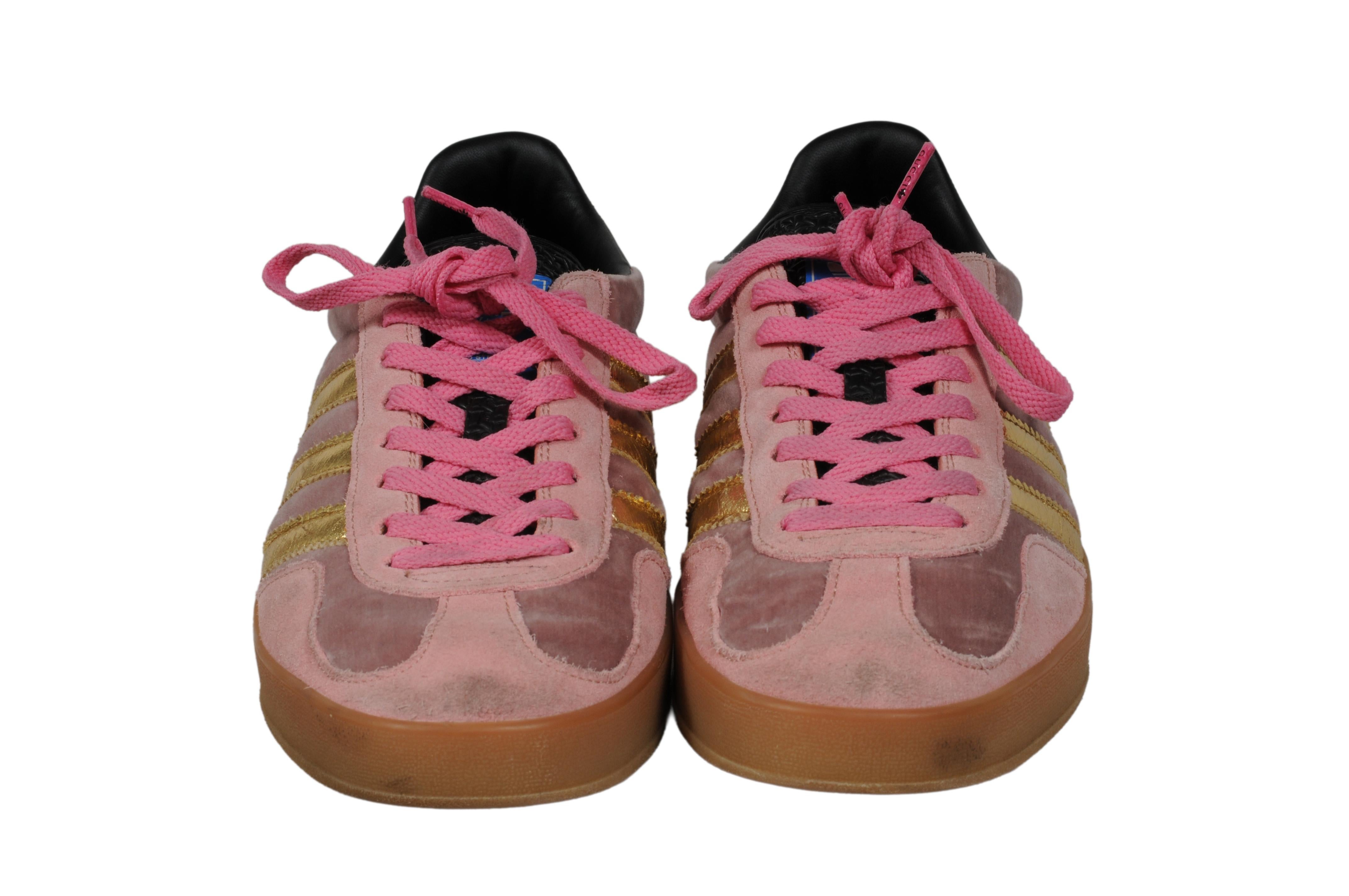 - Extérieur en velours rose et daim


- Dans le cadre de la Collaboration Gucci x Adidas


- Etiqueté taille 9.5 dans la marque


- Pas d'extérieur



Condit : 

Les baskets sont en très bon état général et ne présentent pas d'imperfections majeures