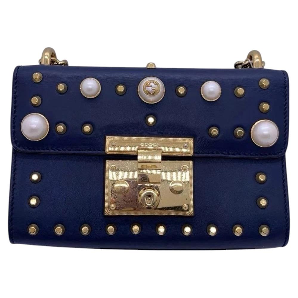 Borsa piccola Gucci Agata in pelle di vitello blu notte con borchie a forma di perla