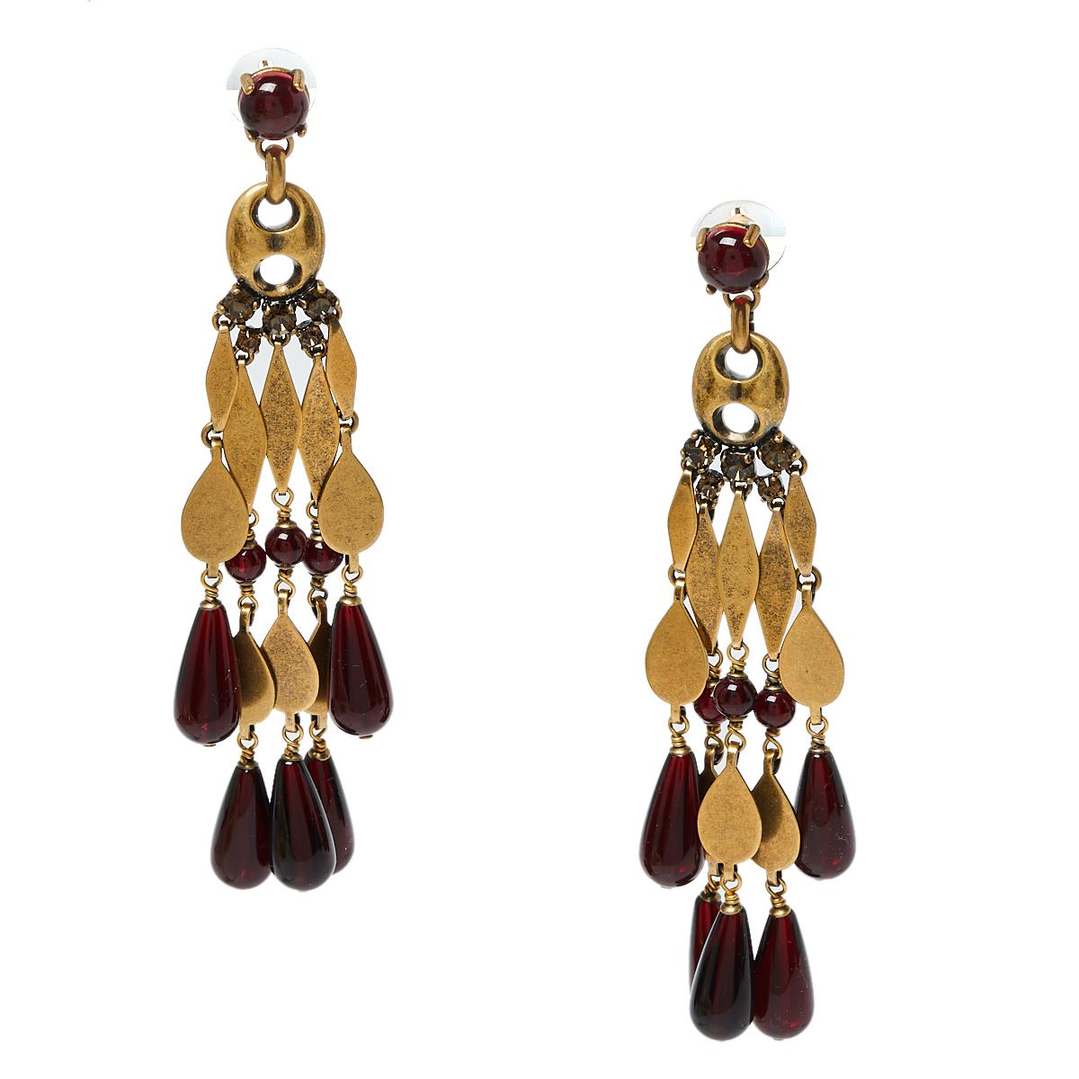 Gucci Goldfarbene, gealterte Granat-Perlen-Kronleuchter-Ohrringe (Zeitgenössisch) im Angebot