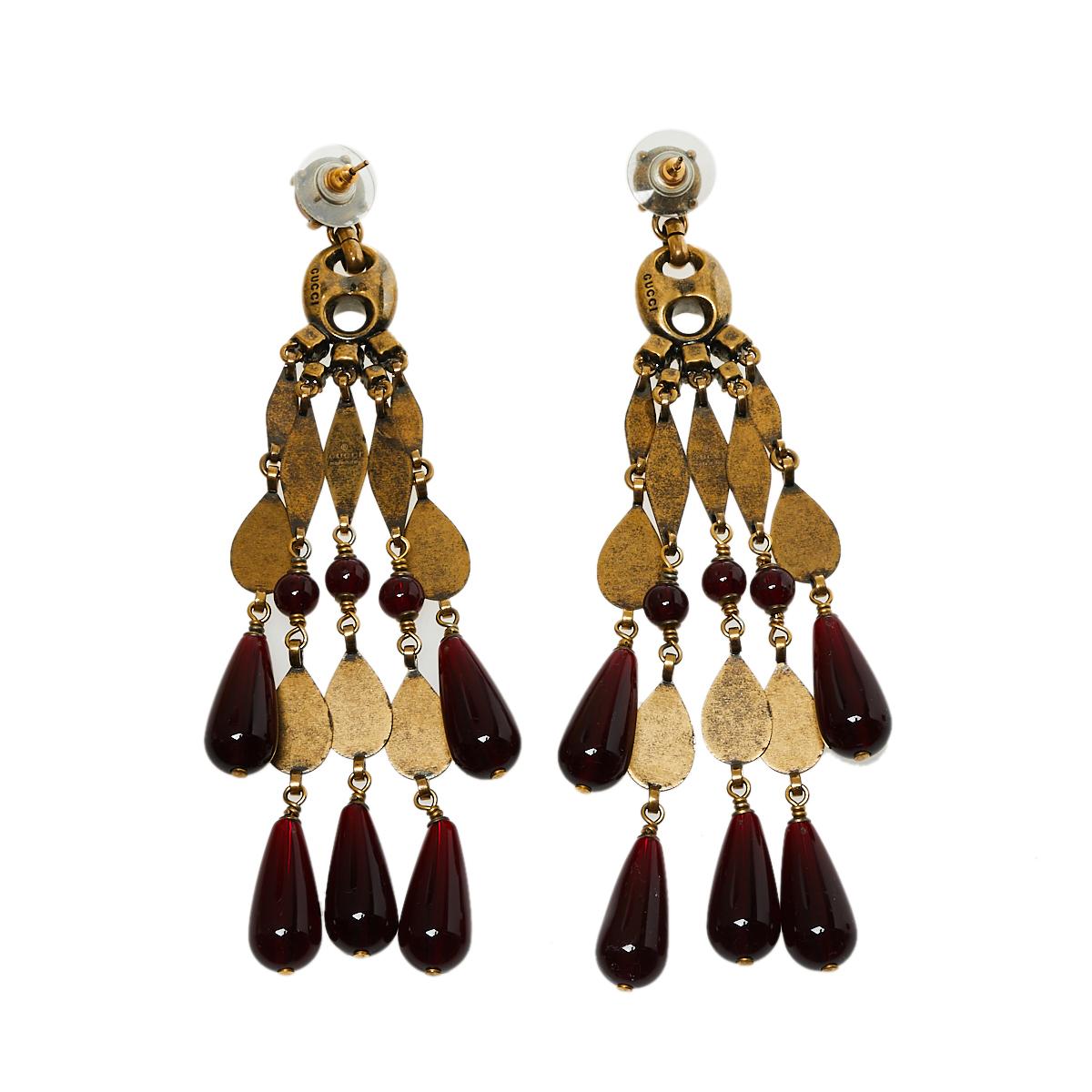 Gucci Goldfarbene, gealterte Granat-Perlen-Kronleuchter-Ohrringe im Zustand „Gut“ im Angebot in Dubai, Al Qouz 2