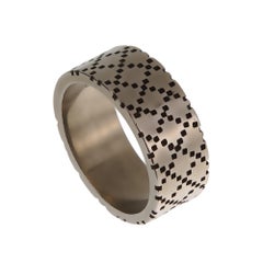 Anello a fascia con logo Gucci in argento invecchiato e intarsio di smalto - Misura 7 1/4