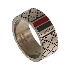 Anello a fascia con logo Gucci in argento invecchiato e smalto - Misura 8 1/4