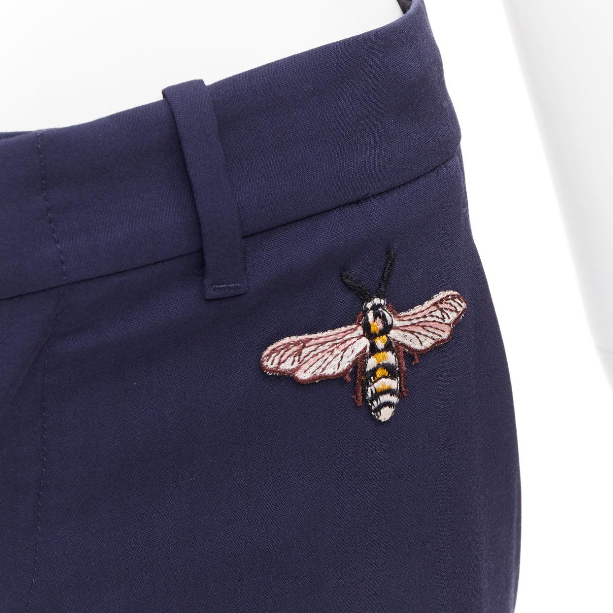 GUCCI Alessandro Michele 2017 marineblaue, perlenbestickte, ausgestellte, ausgestellte Hose IT38 XS
Referenz: GEGG/A00019
Marke: Gucci
Designer: Alessandro Michele
Collection'S: 2017
MATERIAL: Wolle, Seide
Farbe: Marineblau, Mehrfarbig
Muster: