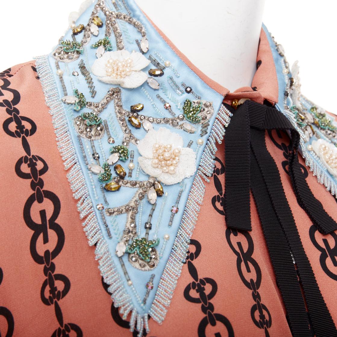 Gucci Alessandro Michele 2017 camicetta con colletto ricamato in seta rosa e catena GG blu IT38 XS
Riferimento: MECG/A00195
Marchio: Gucci
Designer: A. Michel
Collezione: 2017
Materiale: Seta
Colore: rosa, blu
Modello: Catena
Chiusura: