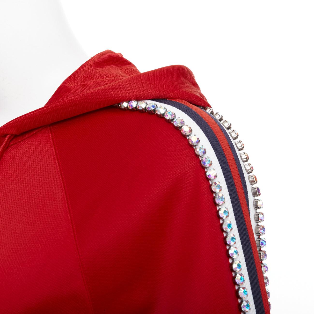 GUCCI Alessandro Michele 2018 rot Strass Kristall ausgestellte Trainingsjacke XS
Referenz: MECG/A00205
Marke: Gucci
Designer: Alessandro Michele
Collection'S: 2018
MATERIAL: Polyester, Gemisch
Farbe: Rot, Schwarz
Muster: Solide
Verschluss: