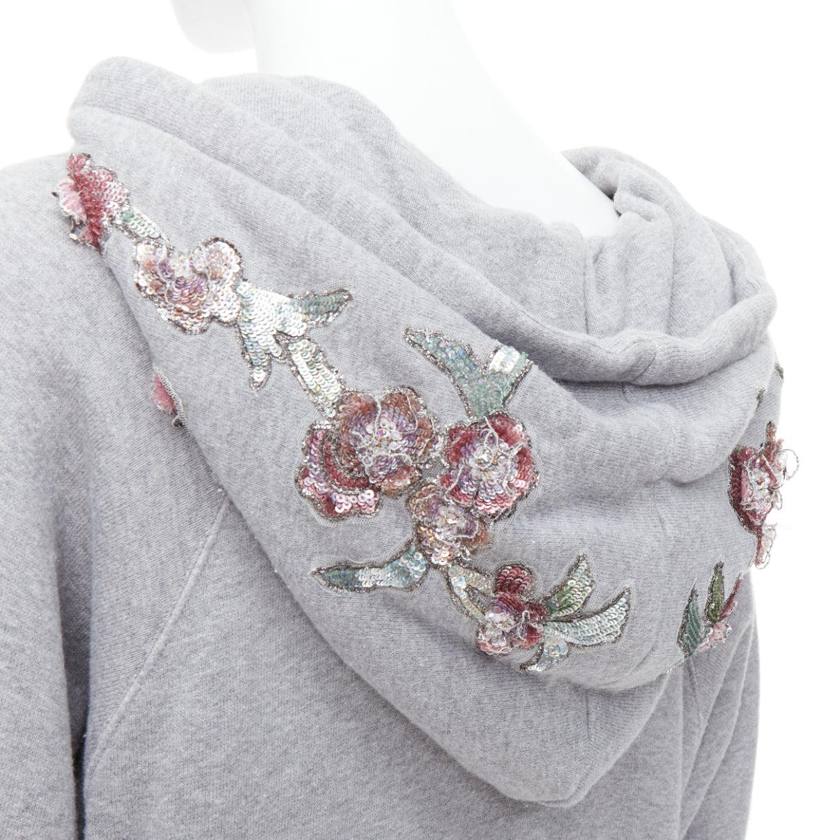 GUCCI Alessandro Michele Blind For Love sweat à capuche brodé d'un tigre gris S
Référence : NKLL/A00316
Marque : Gucci
Designer : Alessandro Michele
Collectional : SS17
MATERIAL : Semblable à du coton
Couleur : Gris
Motif : Imprimé animal
Fermeture