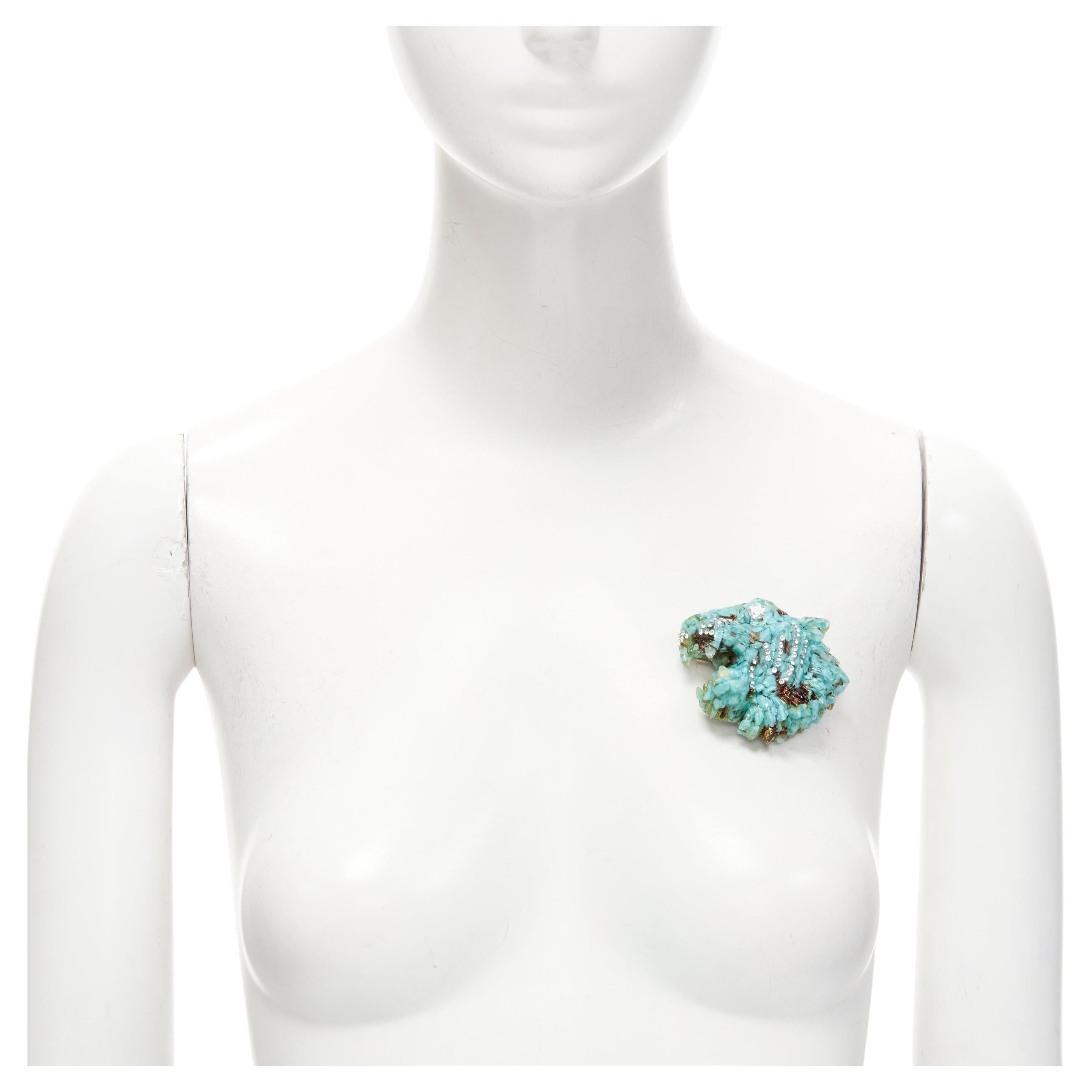A. Michel, spilla tigre in resina blu e cristallo d'ambra di Alessandro Michele