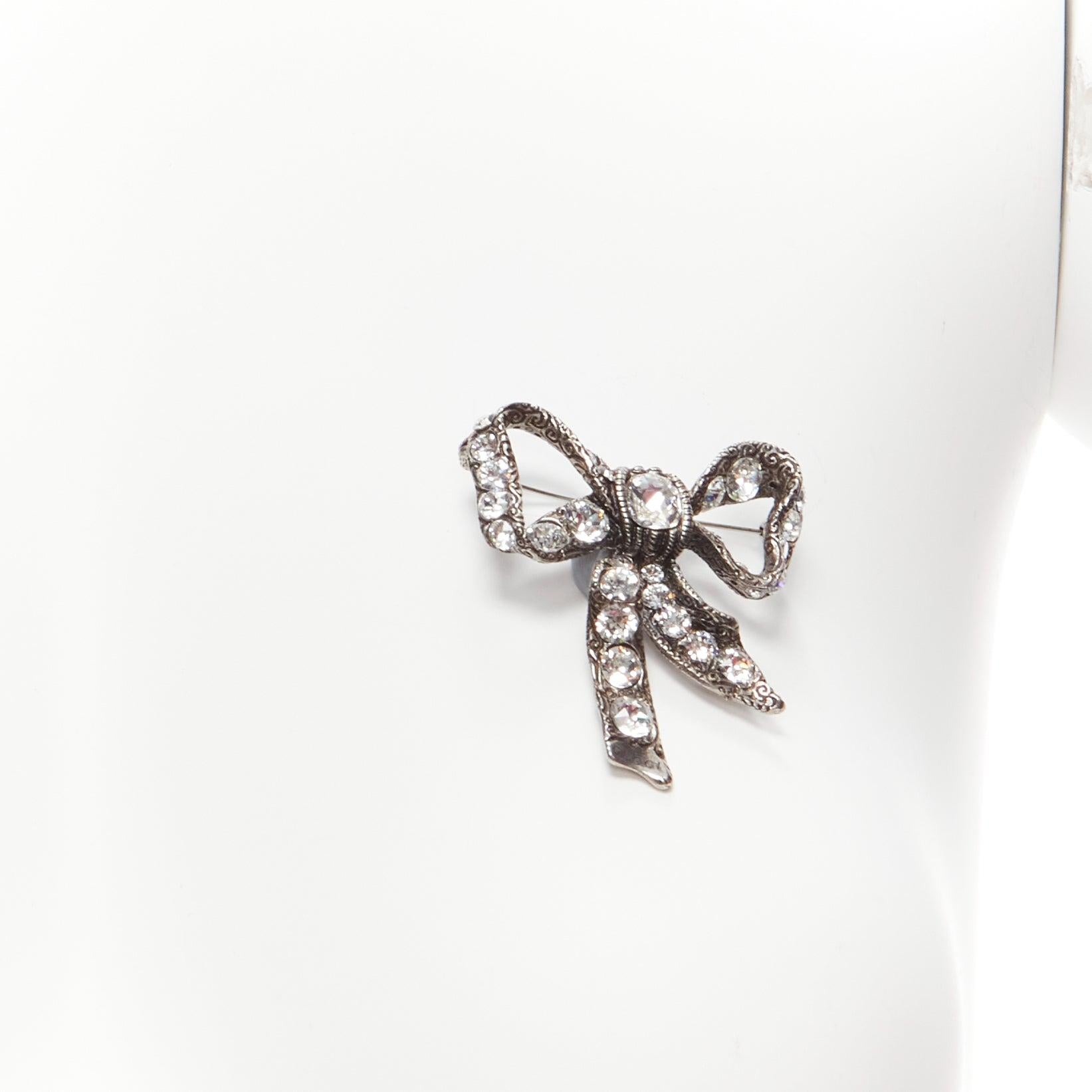 GUCCI Alessandro Michele clear crystal ribbon bow antique silver metal brooch
Reference: TGAS/D00531
Brand: Gucci
Designer: Alessandro Michele
Material: Metal
Color: Silver, Clear
Pattern: Solid
Closure: Pin
Extra Details: GUCCI logo on back