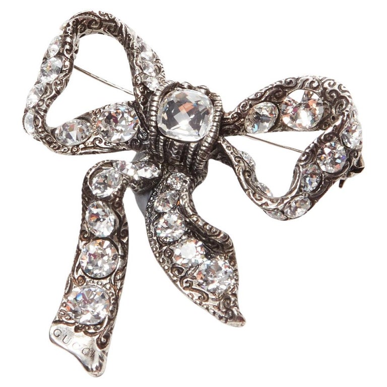 Broche en métal argenté antique GUCCI Alessandro Michele nœud de ruban en  cristal clair sur 1stDibs