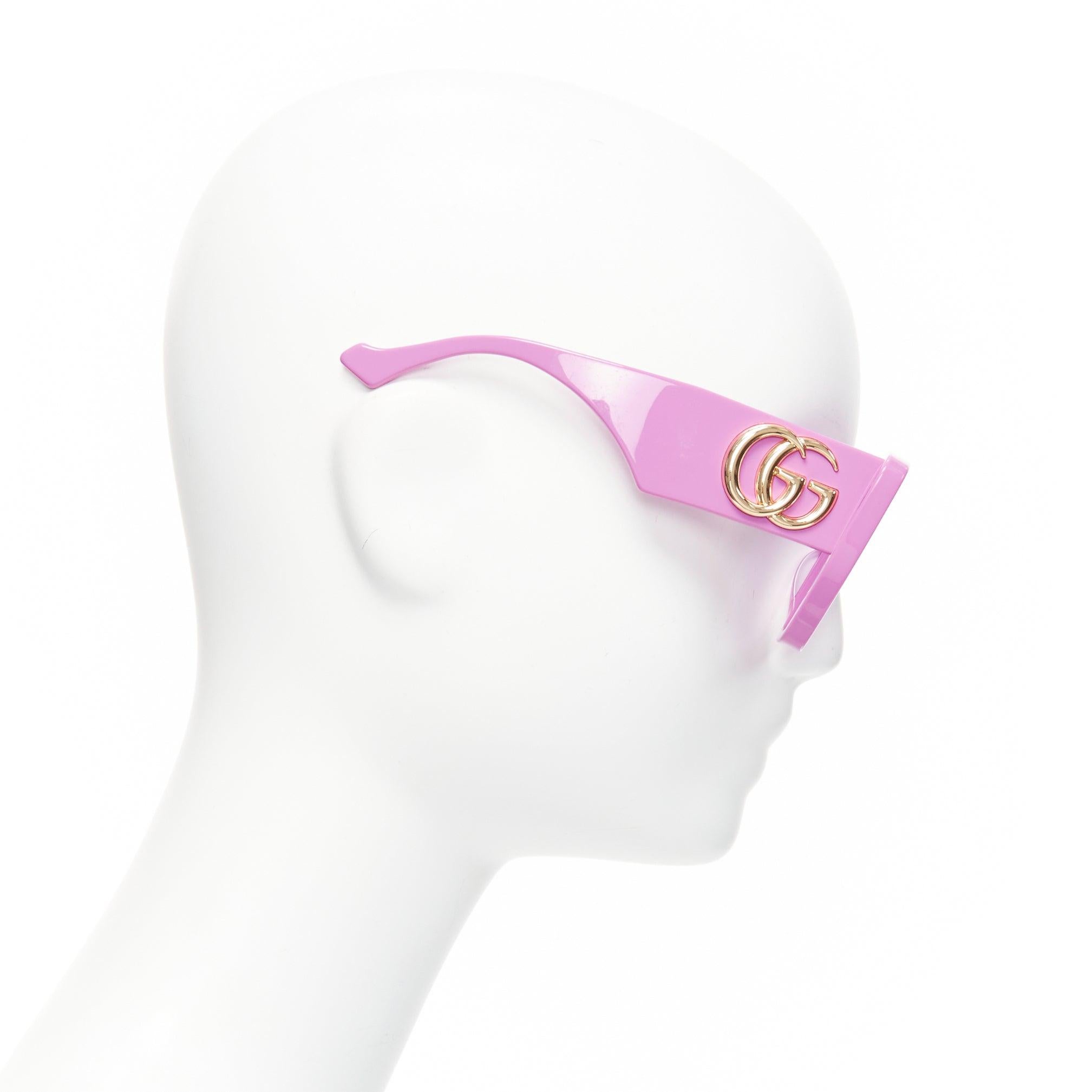 Grigio Gucci Alessandro Michele GG0956S occhiali da sole oversize con logo GG rosa e montatura quadrata in vendita