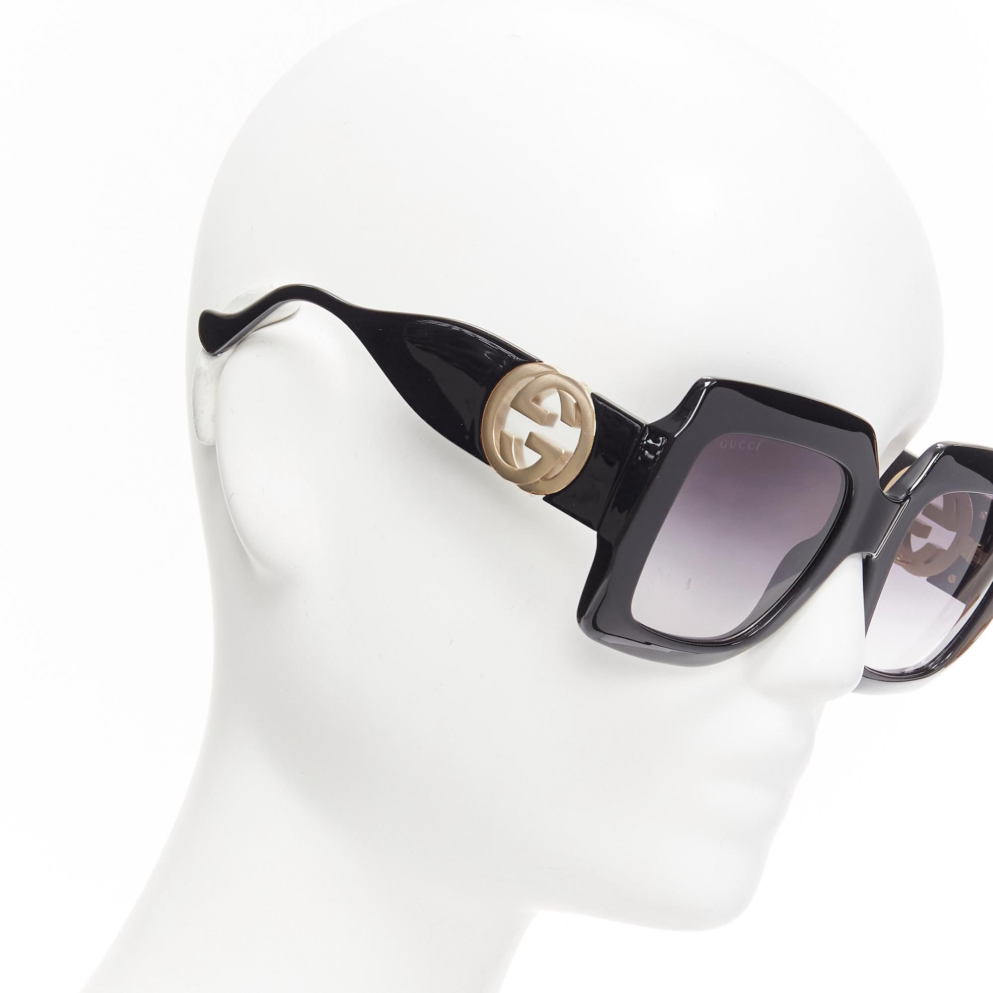 GUCCI Alessandro Michele GG1022S black gold GG logo oversized sunglasses
Reference: TGAS/D01041
Brand: Gucci
Designer: Alessandro Michele
Material: Acetate
Color: Black, Gold
Pattern: Solid
Lining: Black Acetate
Extra Details: GG logo at sides.
Made