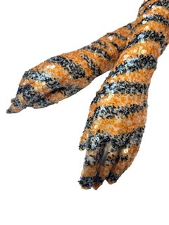 Gucci Alessandro Michele Frühjahr 2023 Look 33 Paar lange Paillettenhandschuhe Tiger