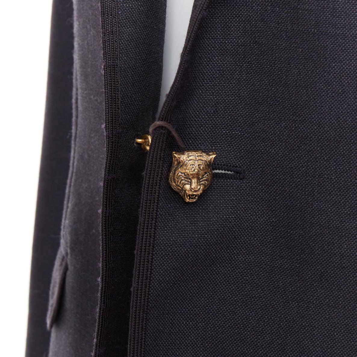 Alessandro Michele blazer grigio lana mohair doppio bottone tigrato bronzo IT52 XL
Riferimento: TGAS/E00660
Marchio: Gucci
Designer: A. Michel
Materiale: Lana, Mohair
Colore: Grigio, Bronzo
Modello: Tinta unita
Chiusura: bottone
Fodera: Tessuto