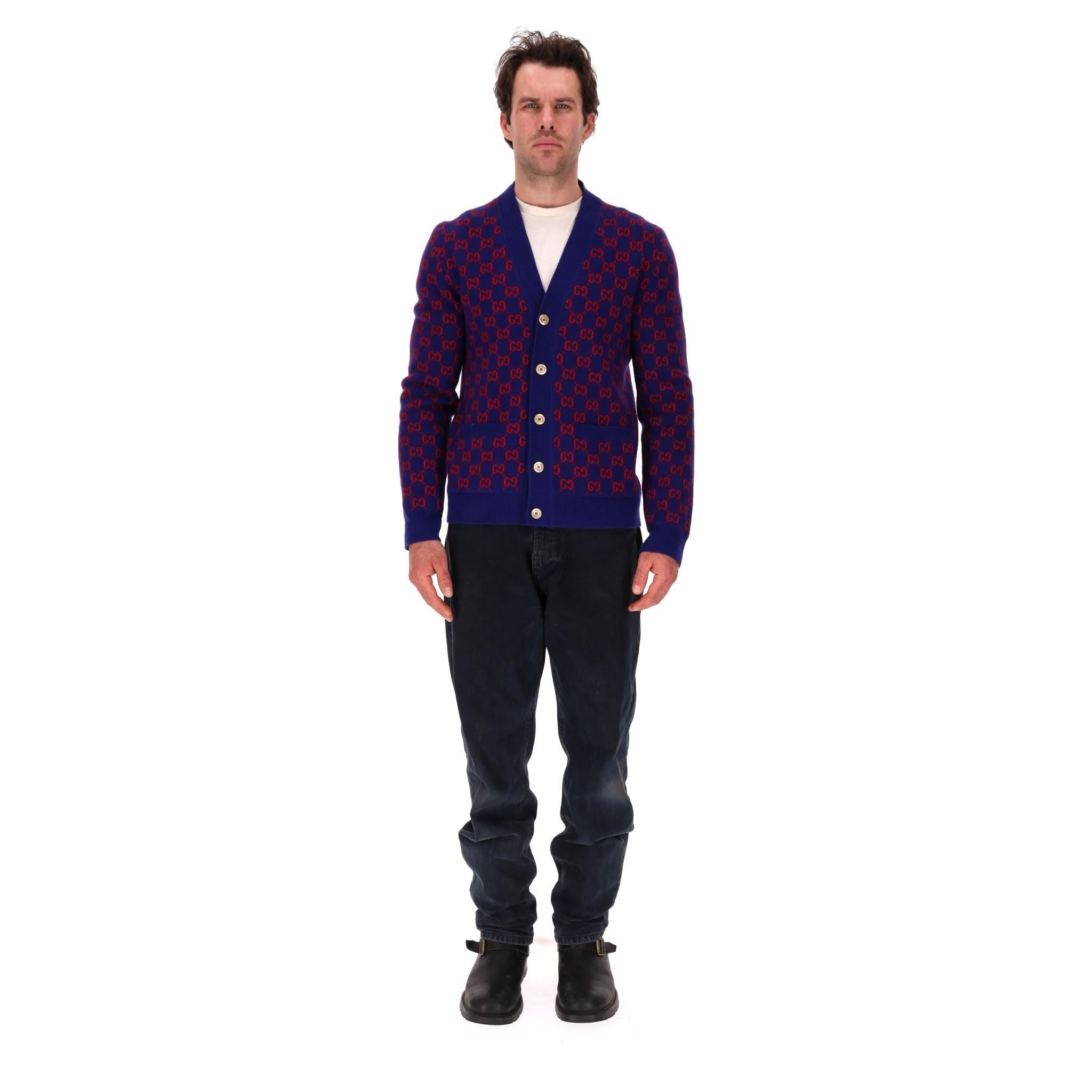 Gucci All-Over 'GG' Logo Wolle V-Ausschnitt Strickjacke 

Marineblau mit durchgehend rotem Doppel-GG-Logo, Logo-Knopfverschluss, Rippbündchen an Ärmeln, Saum und Halsausschnitt.

Größe - M

Zustand - Sehr gut 

Zusammensetzung - 95% Wolle, 5%