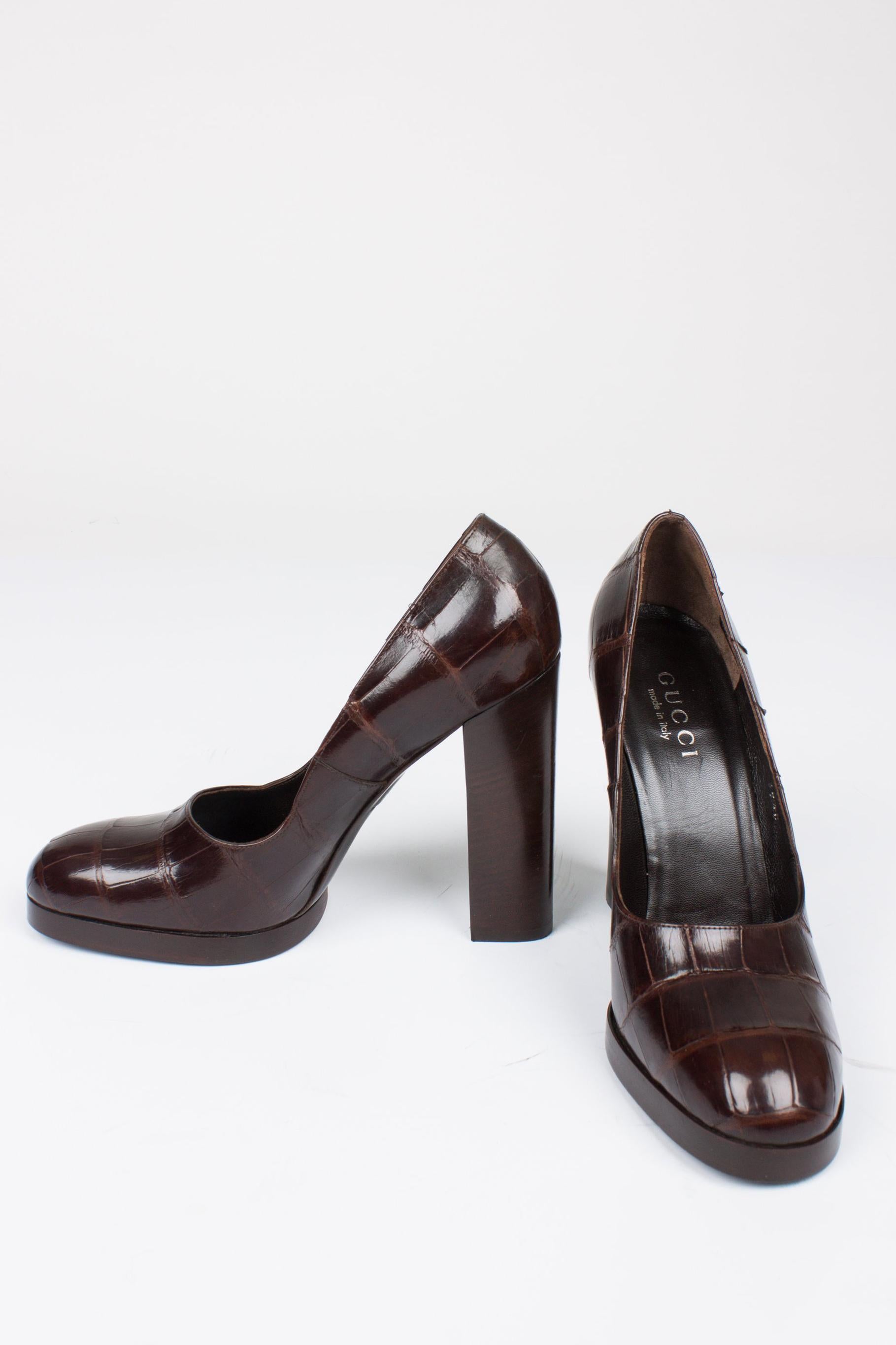 Very shiny brown croco pumps by Gucci, neat and classy!

This pair is new and never worn, the alligator leather and sole are impeccable. The dark brown heel measures 12 centimeters, platform 1,5 centimeters. Fully lined with dark brown leather.