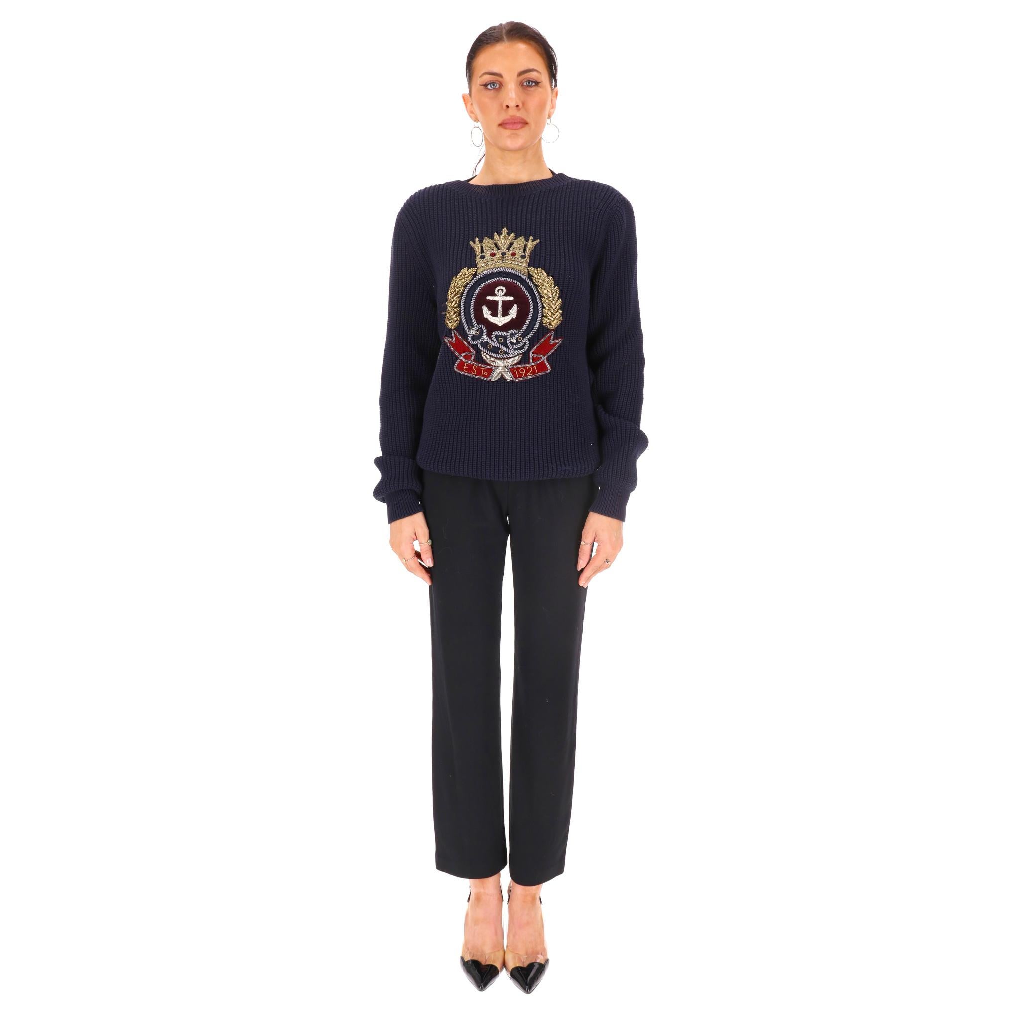 Gucci Anchor Crest Chunky Cotton Knit Jumper

Navy blue jumper crafted from cotton blend with embroidered anchor within a laurel wreath and topped with a crown, detailed with 'EST 1921' signature banner.

Featuring a loose fit silhouette, crew