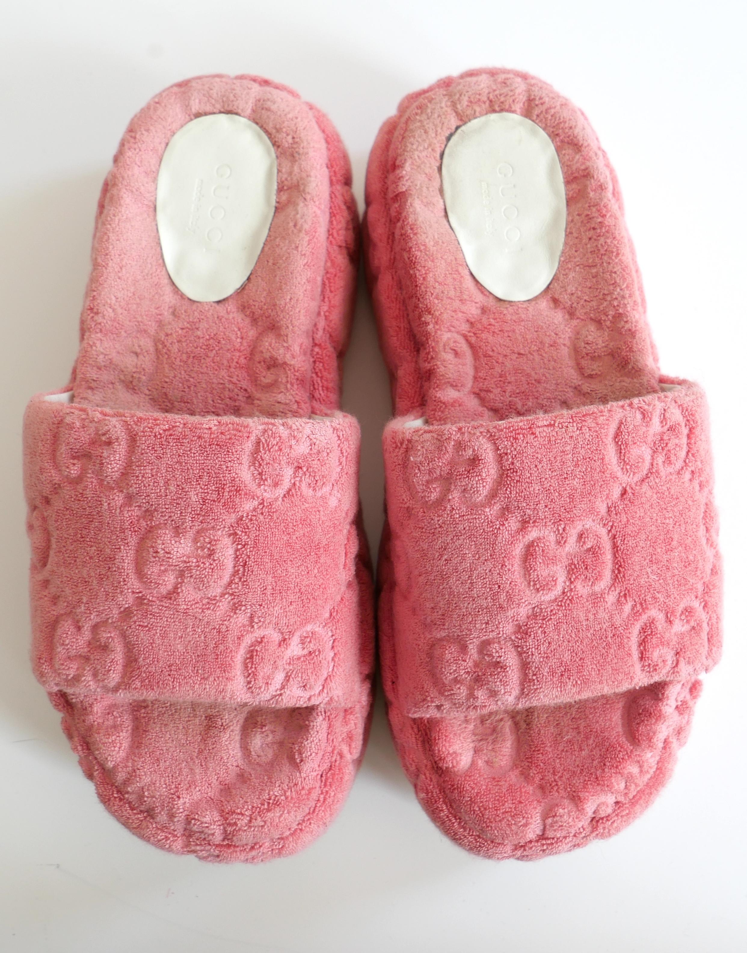 Superbes diapositives à plateforme rose Gucci Angelina GG. Livré avec boîte. Fabriquées en tissu éponge gaufré avec monogramme rose bonbon et semelles en caoutchouc blanc. Très confortable et frais. Taille 36. Mesure approximativement - 