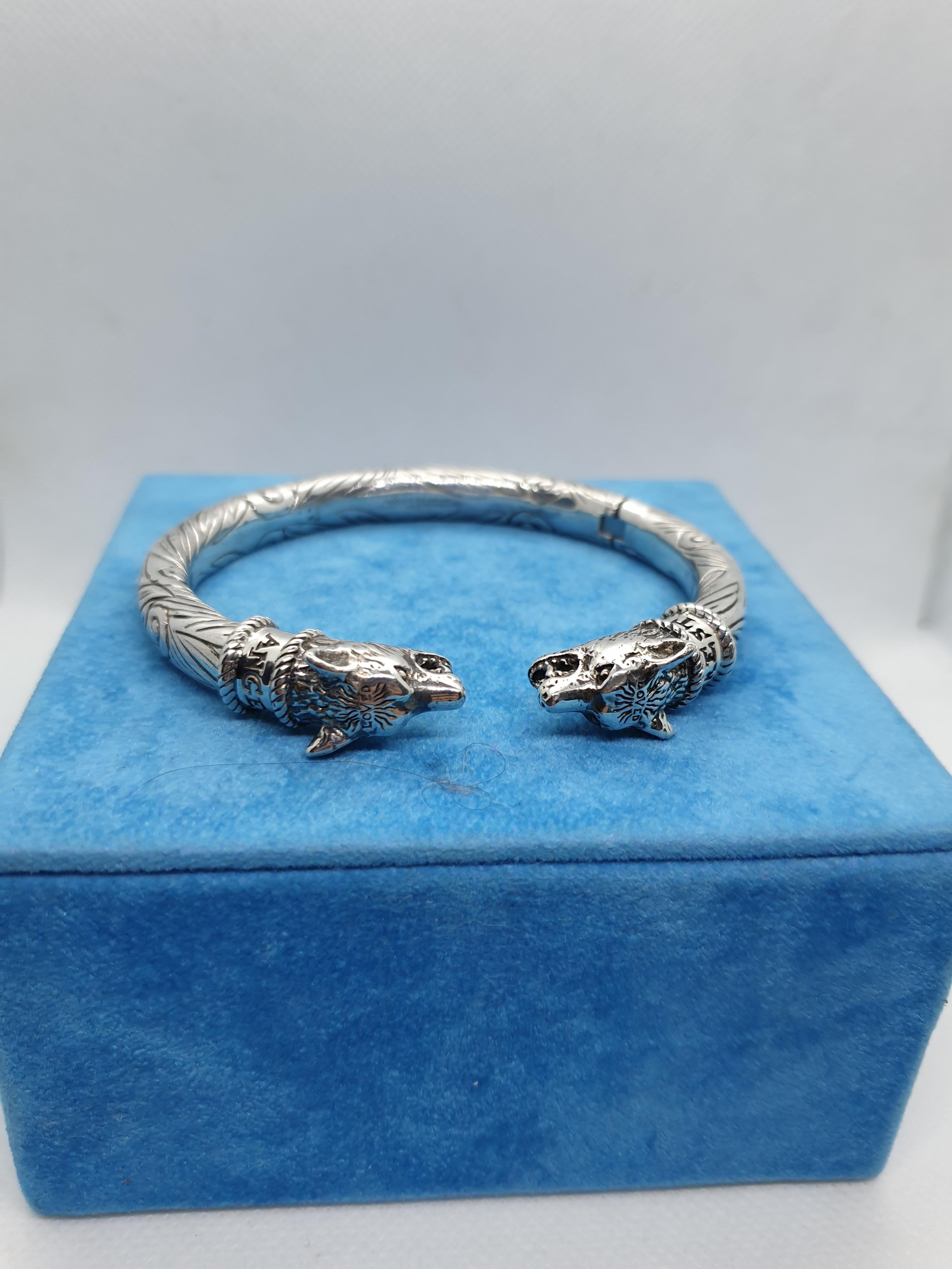 Gucci jewellery bracelet sterling silver.
Love anger forest with wolves heads model.
Size 19
Very beautiful condition

The Spring Summer 2018 fashion show sets a surreal stage for mystical details, creatures and references that enrich the esoteric