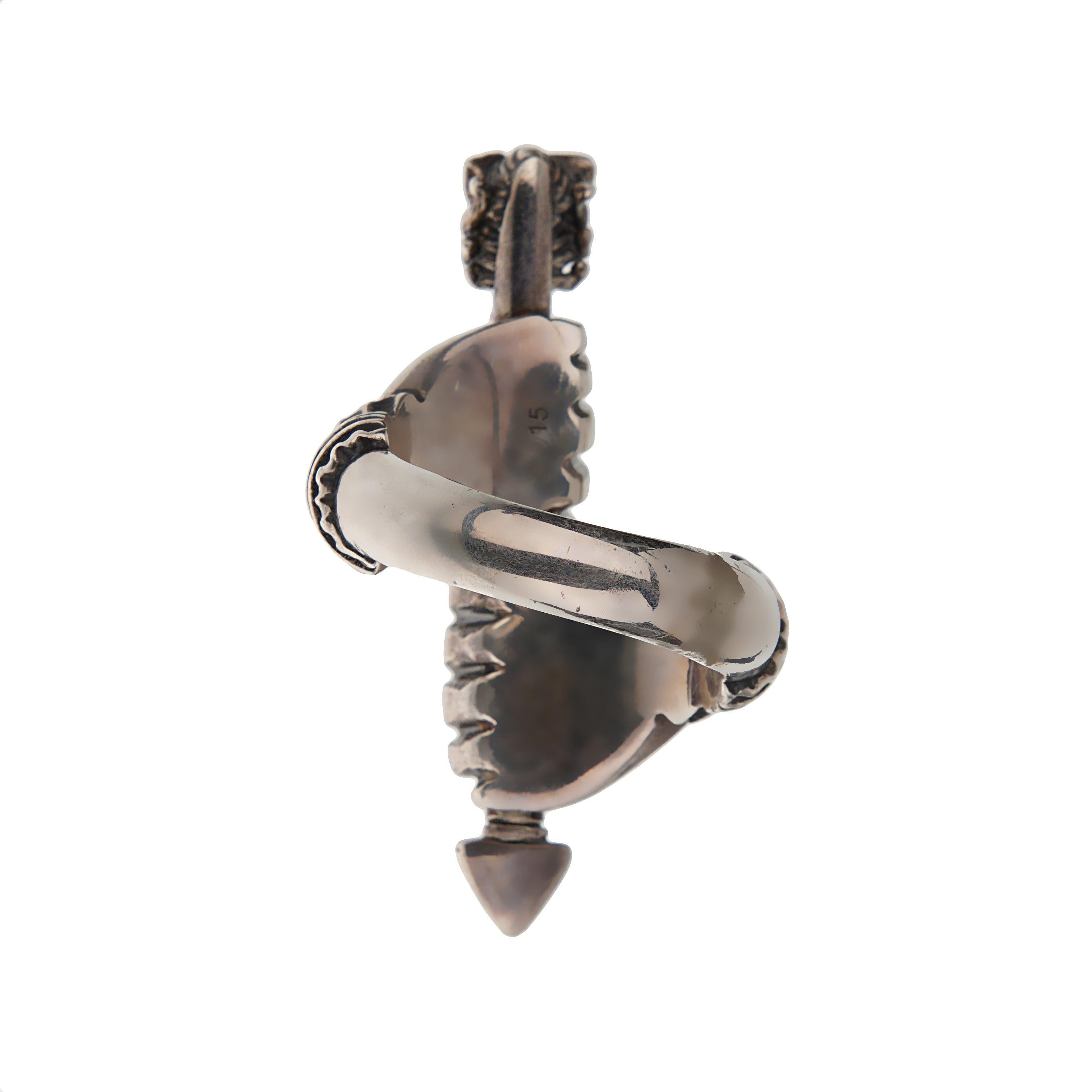 Ein Gucci Ring aus 925er Sterlingsilber, handgefertigt aus gealtertem 925er Sterlingsilber. Zwei detailreich gestaltete Hände, die einen Pfeil in der Mitte halten, symbolisieren Stärke und Einigkeit.

Marke: Gucci
MATERIAL: Sterling