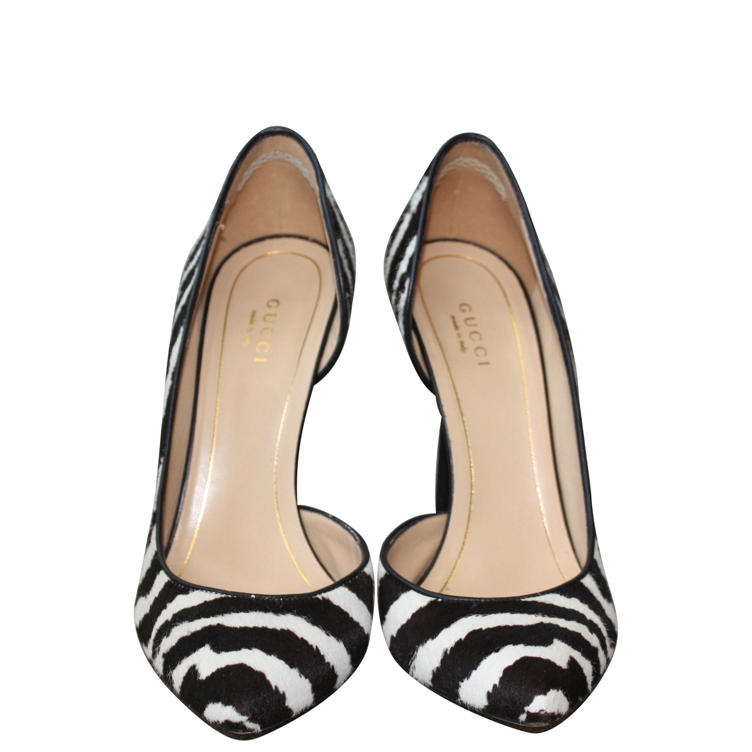 Gucci Zebra Print, schwarz-weiße Pumps aus Ponyhaar. 
Natürliche Abnutzungserscheinungen an den Sohlen, sonst sehr guter Zustand. 
Größe 36 1/2 