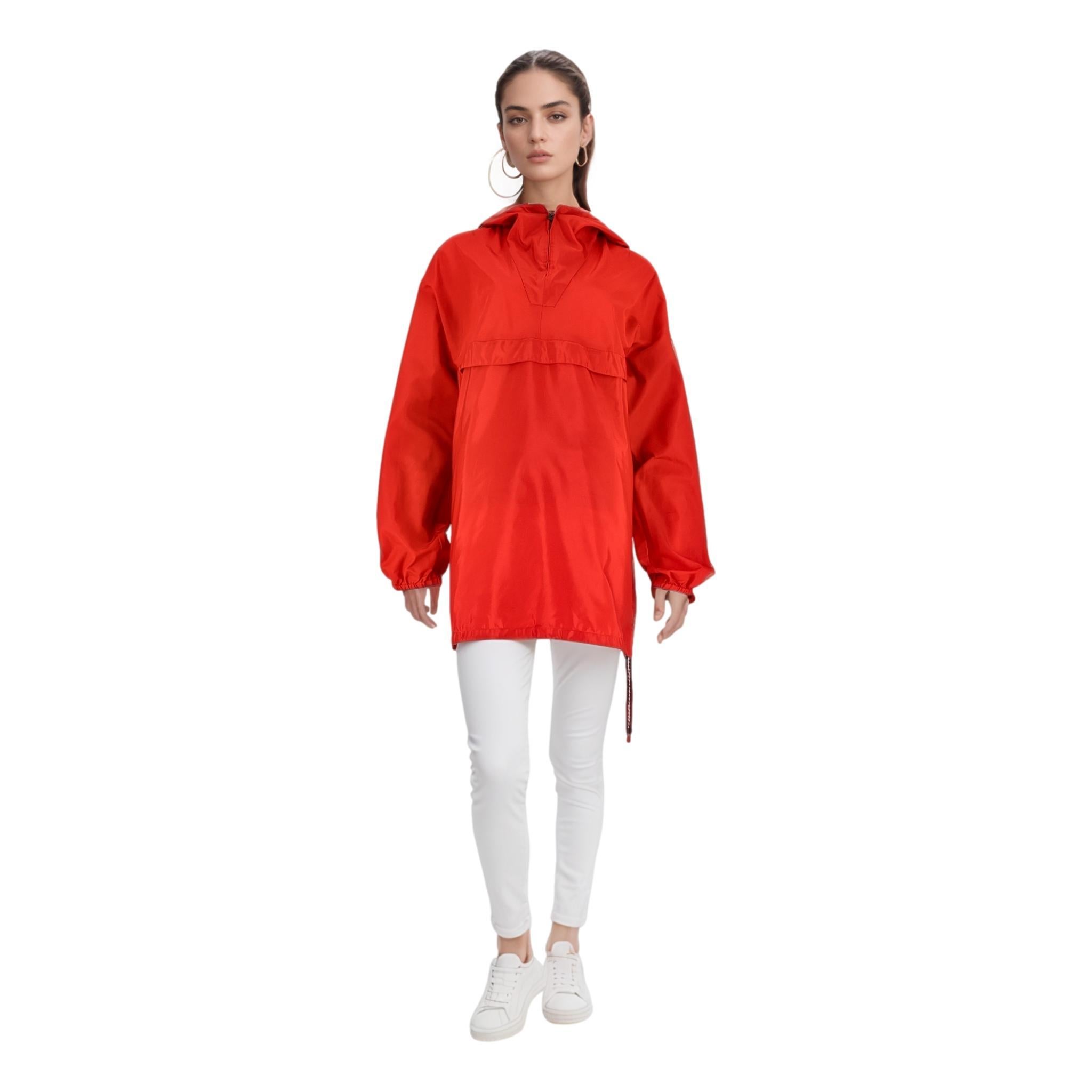 Gucci Anorak Jacket With Logo Patch

Veste anorak légère de couleur rouge avec patch du logo Gucci sur la manche.

Fermeture à demi zippée sur le devant, silhouette boxy et ourlet à cordon de serrage.

Rrp Approx. £1,500

Taille - 44IT

Condit - Bon