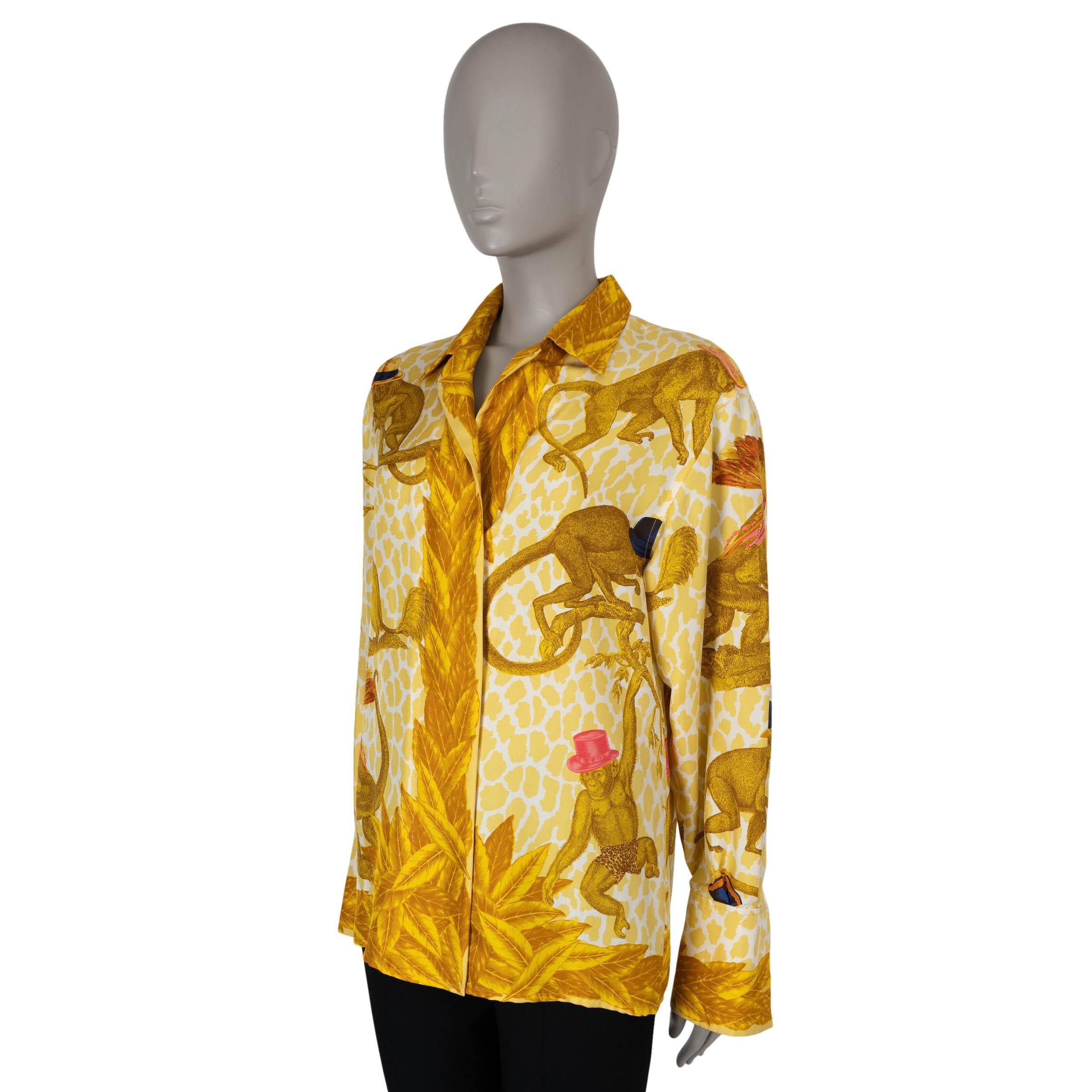 Esta camisa oversize 100% auténtica de Gucci en seda blanca y amarilla inspirada en el estampado animal desprende una elegancia juguetona. Con un estampado de monos en oro envejecido, luce una silueta relajada con puños abotonados para un acabado