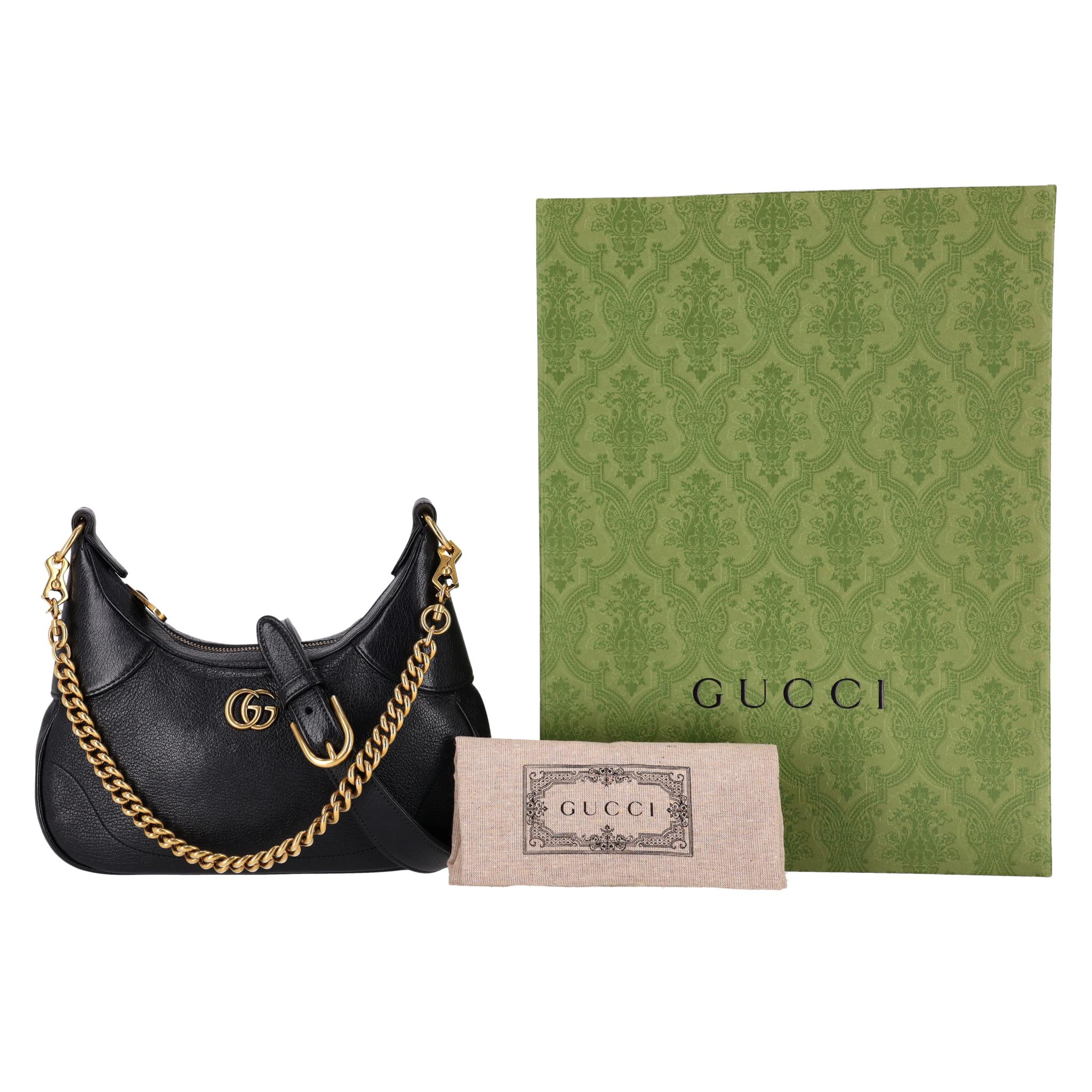 We Adore - Gucci Aphrodite Kleine Umhängetasche aus Leder

Schwarze Umhängetasche aus weichem, genarbtem Leder mit goldenen Beschlägen.

Mit dem charakteristischen Doppel-G-Logo auf der Vorderseite und einem abnehmbaren Kettenriemen sowie einem