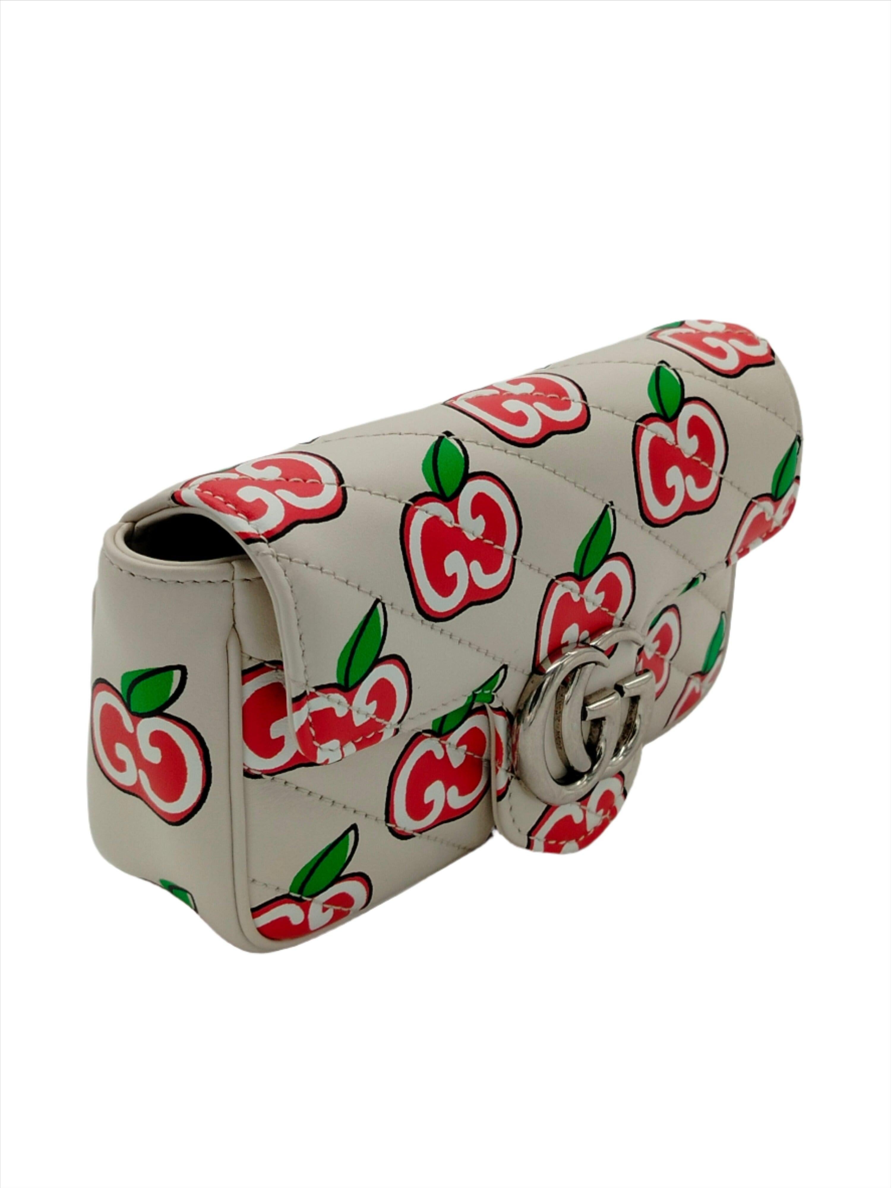 For Chinese Valentine's Day, Gucci has expanded the range with a new iconic monogram. The playful apple motif represents love and decorates this treasure beautifully. The smooth white leather and the simple silver hardware make the colors