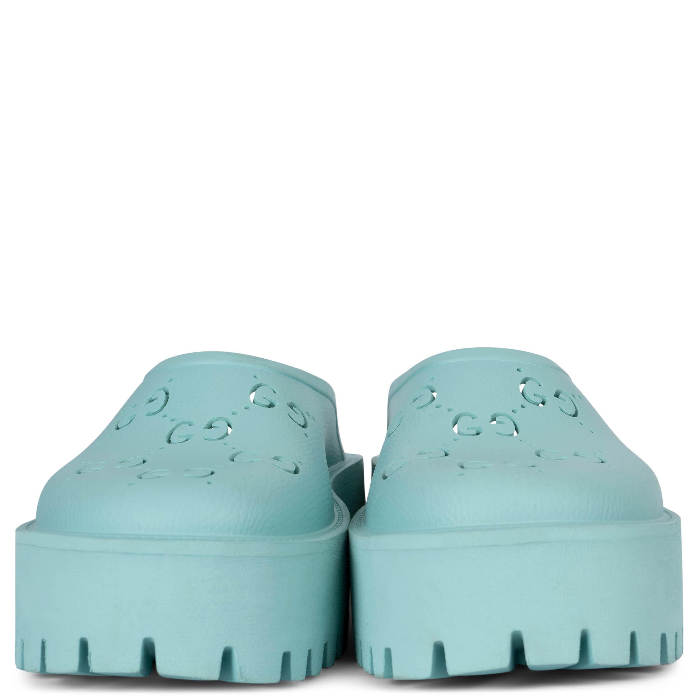 Ces sabots Elea de Gucci, 100% authentiques, en caoutchouc bleu aqua, apportent une touche audacieuse et contemporaine aux sabots classiques. Elles sont dotées d'une tige perforée GG pour une touche de signature et d'une semelle à crampons à