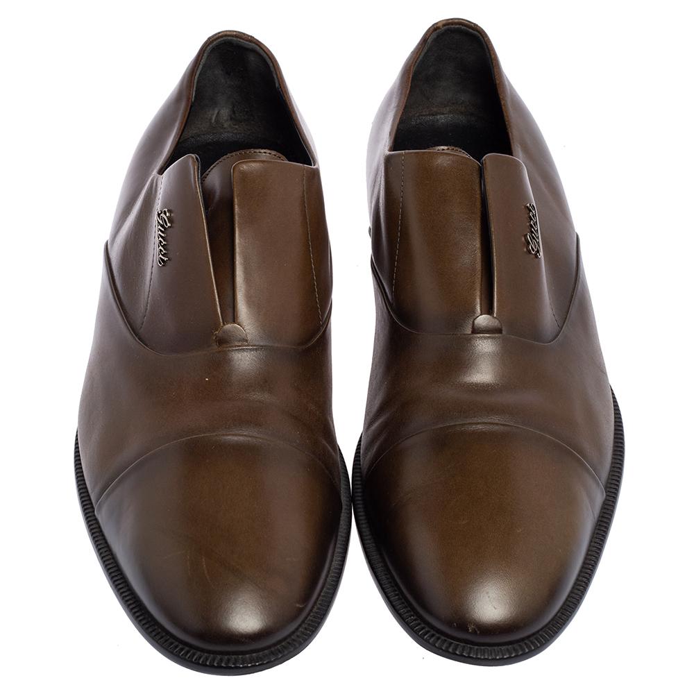 These derby shoes from Gucci are sure to make you look smart and very cool. Crafted from leather, they flaunt round toes and the brand label on the vamps. They are equipped with leather-lined insoles and durable soles. With maximum comfort and
