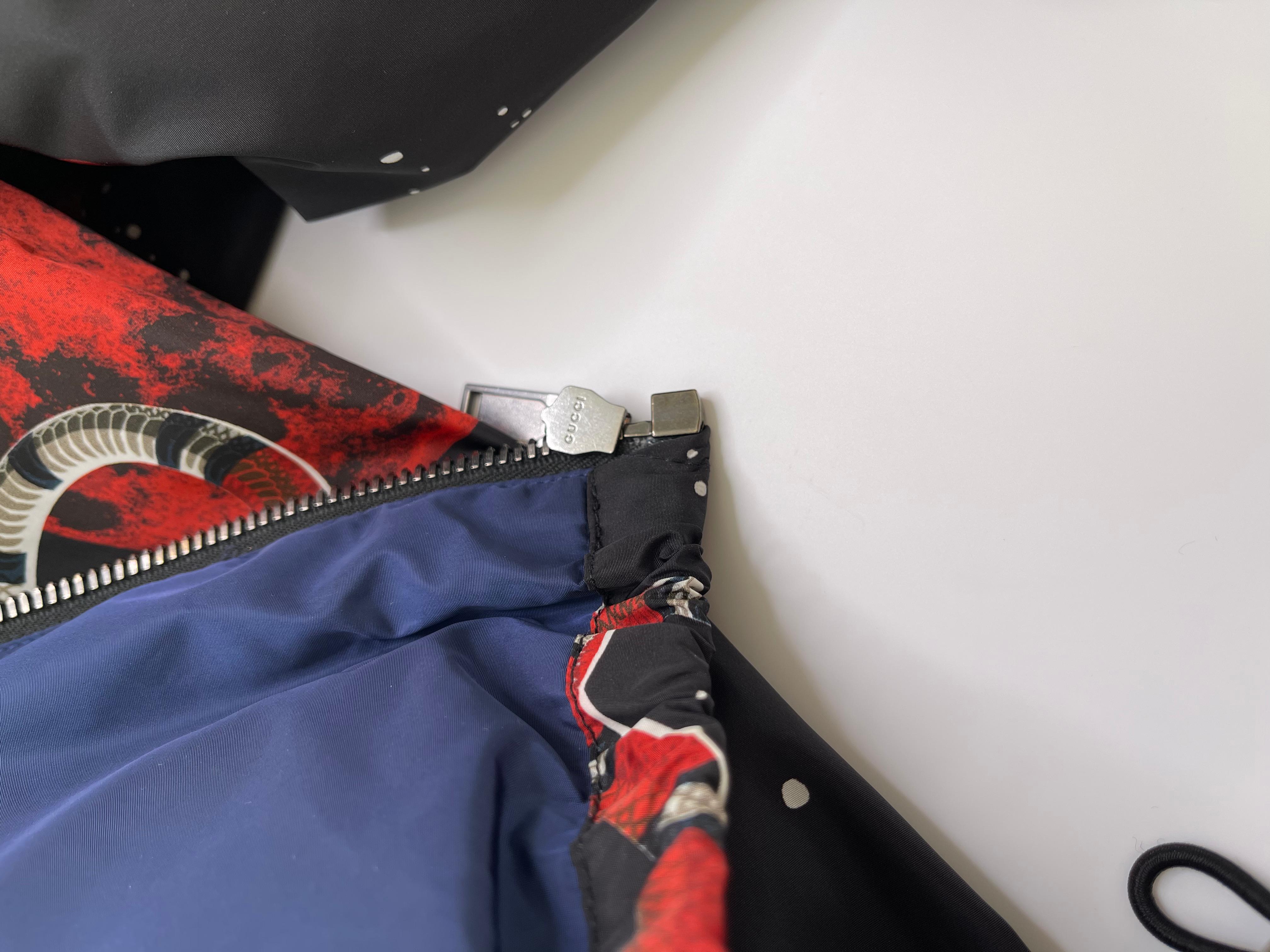 Gucci Authentic Snake Print Detachable Hood Jacket in Black (Size 50) 473299 In Excellent Condition In Montreal, Quebec