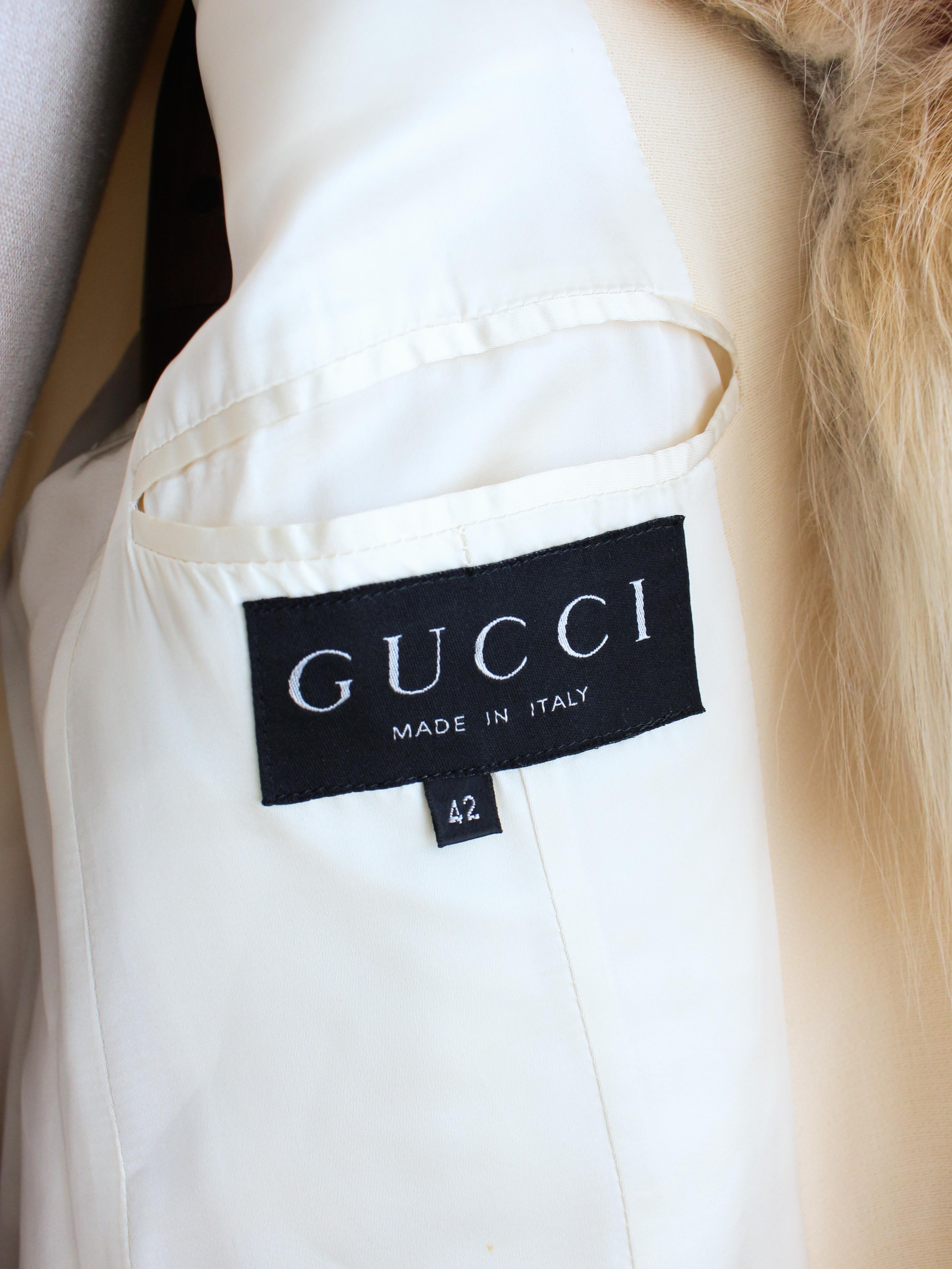 Gucci Autunno/Inverno 1996 by Tom Ford Campaigner Cappotto con colletto in pelliccia di volpe color crema in vendita 5