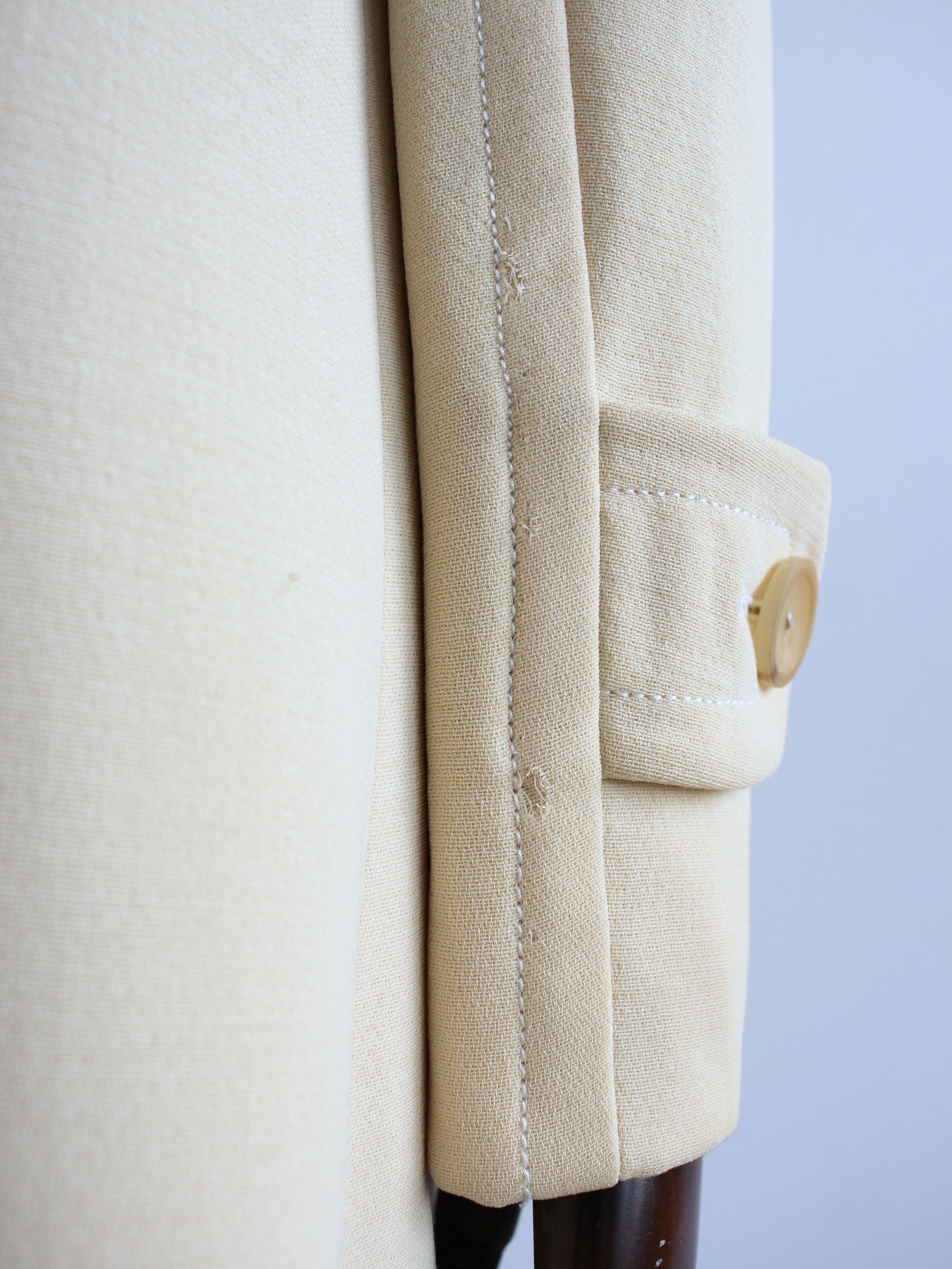 Gucci Autunno/Inverno 1996 by Tom Ford Campaigner Cappotto con colletto in pelliccia di volpe color crema in vendita 9